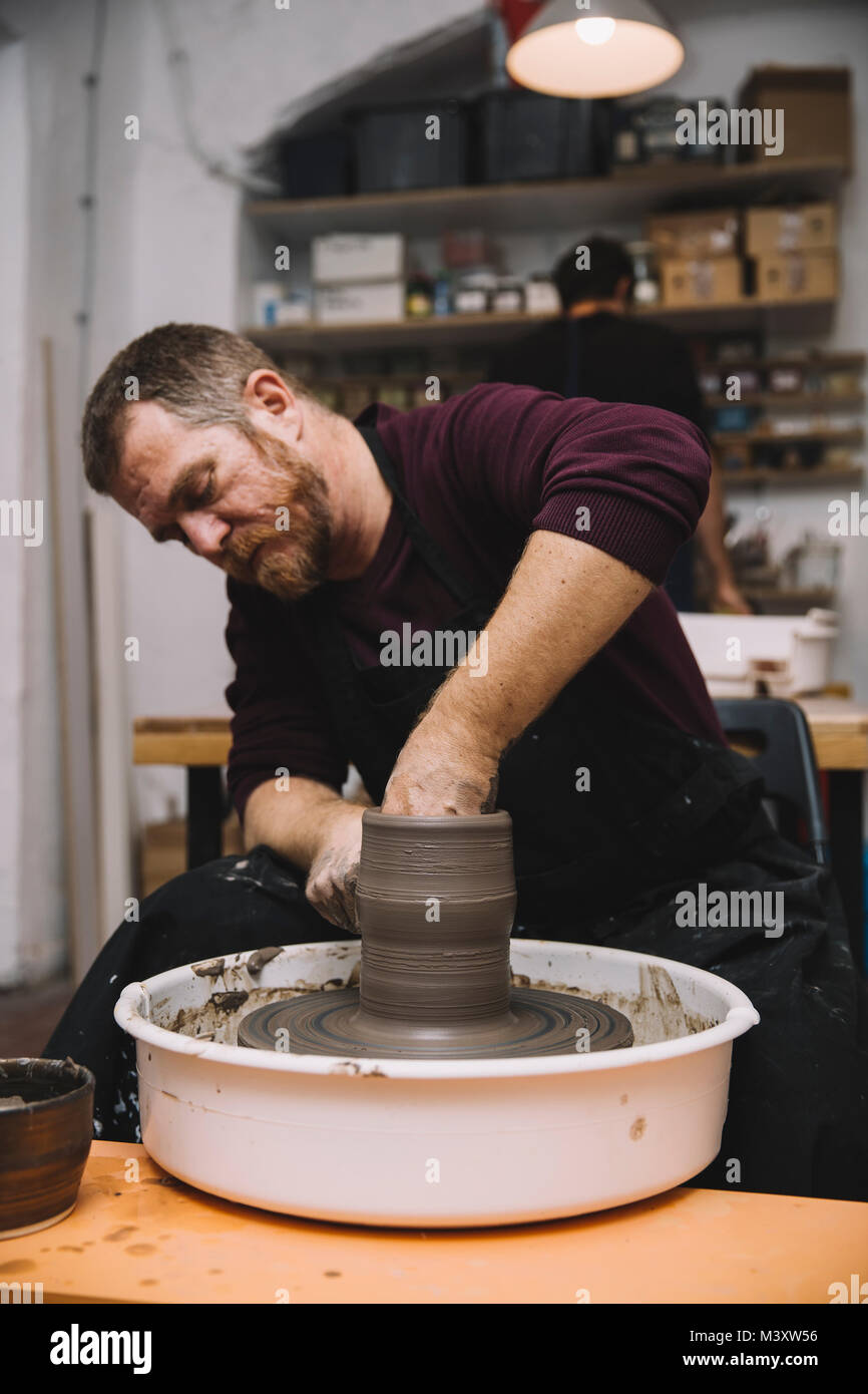 Close up Detailansicht bei einer Künstlerin macht Ton auf einem Drehrad Stockfoto