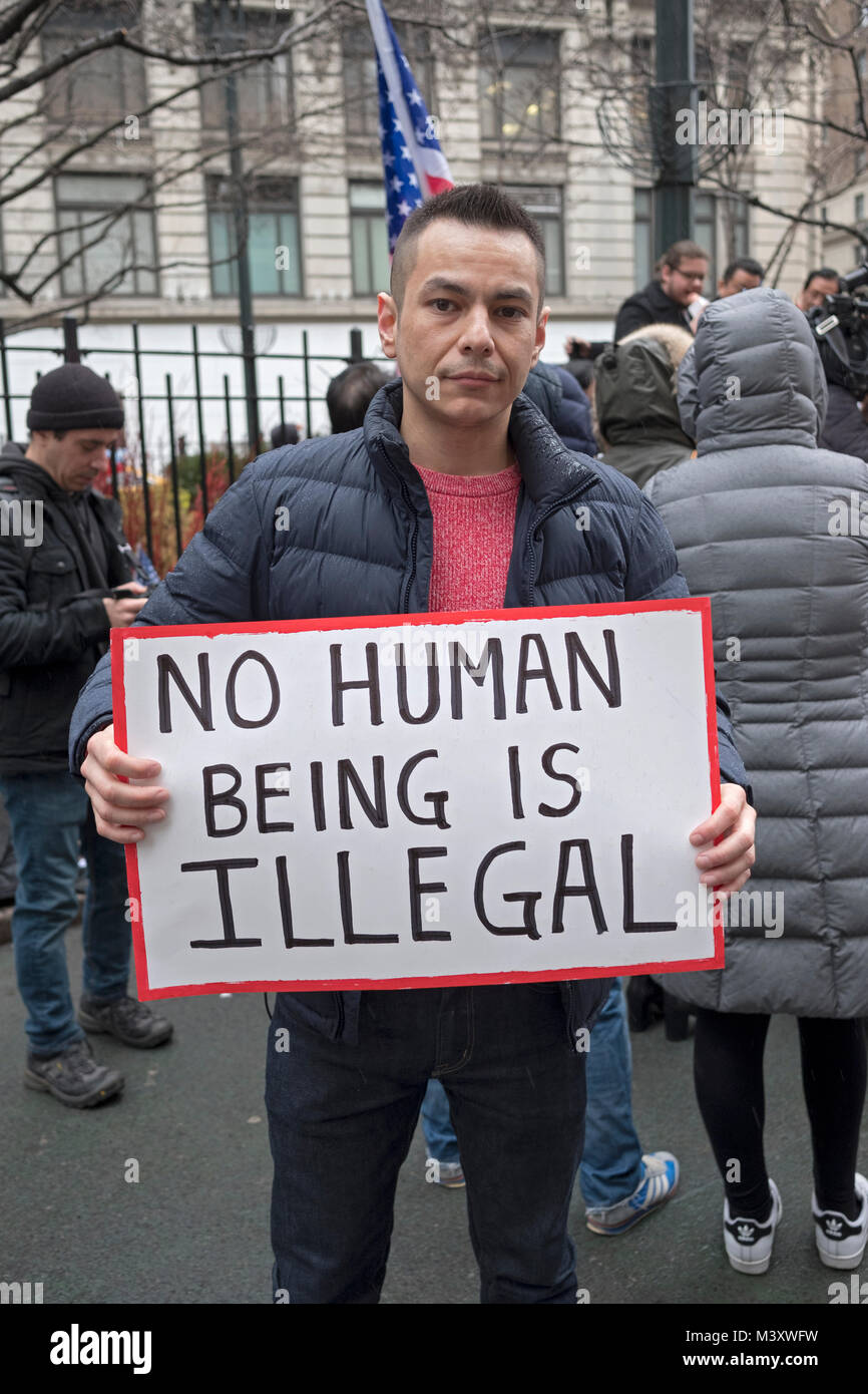 Ein Hispanic American Man hält ein Schild gegen Abschiebung an einem pro Einwanderung ant-Trumpf-Rallye am Herald Square in Manhattan, New York City. Stockfoto