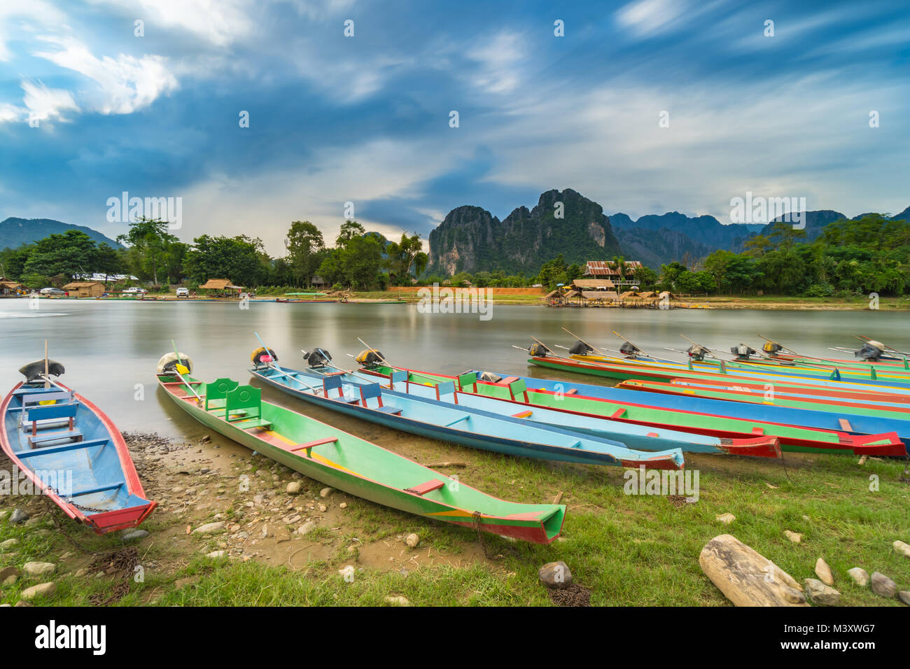 Lange Belichtung und long tail Boote auf naw Song Fluss in Vang Vieng, Laos. Stockfoto