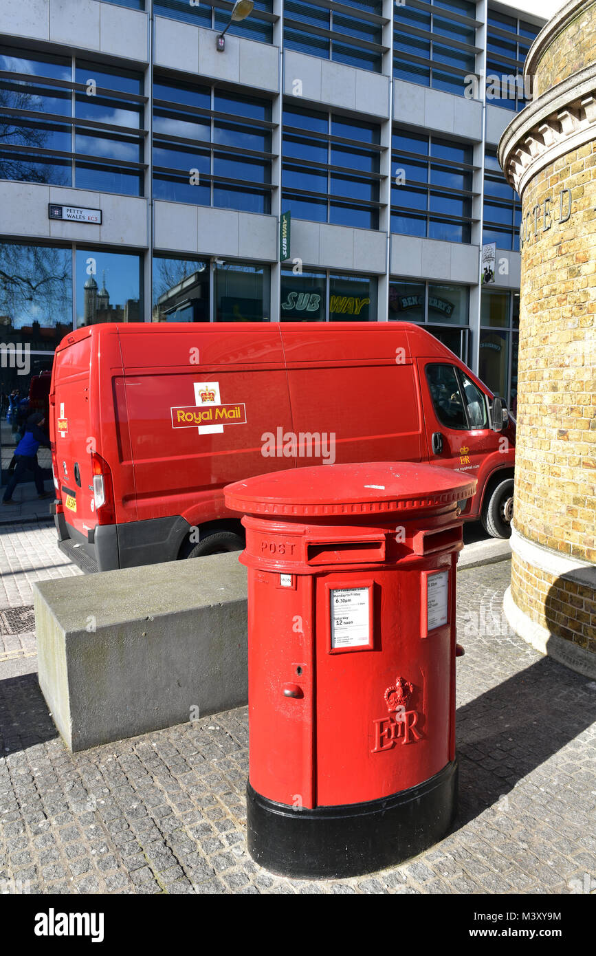 Eine rote Royal Mail Post Box und Postdienste Lieferwagen zusammen in einem Geschäft in der Innenstadt von London. Royal Mail van und Säule. Stockfoto