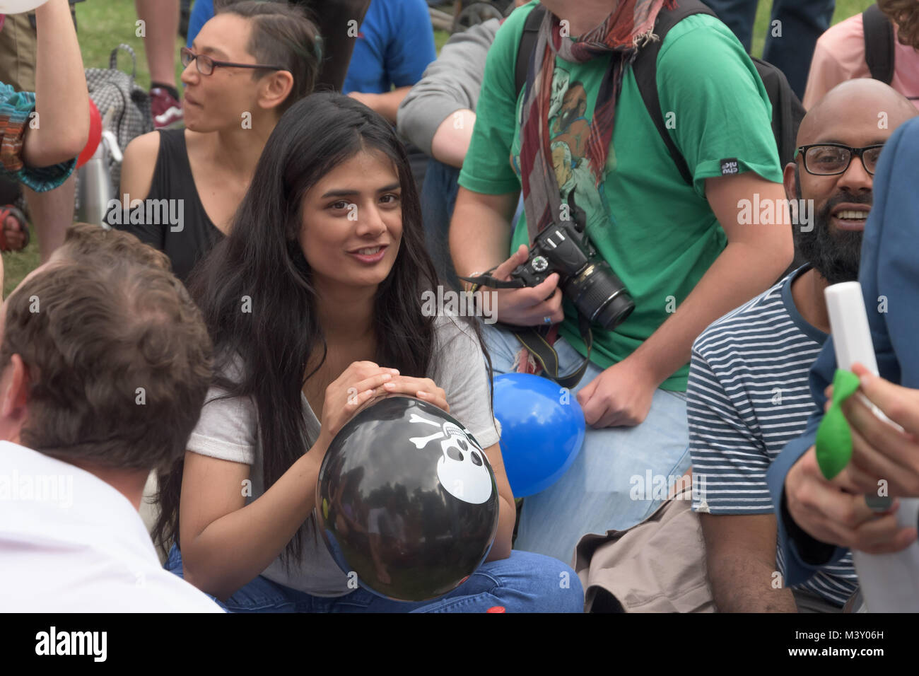 Personen Luftballons voll von Lachgas bereit für die Masse der Inhalation von Lachgas in Parliament Square aus Protest gegen das geplante gesetzliche Verbot von psychoaktiven Substanzen. Stockfoto