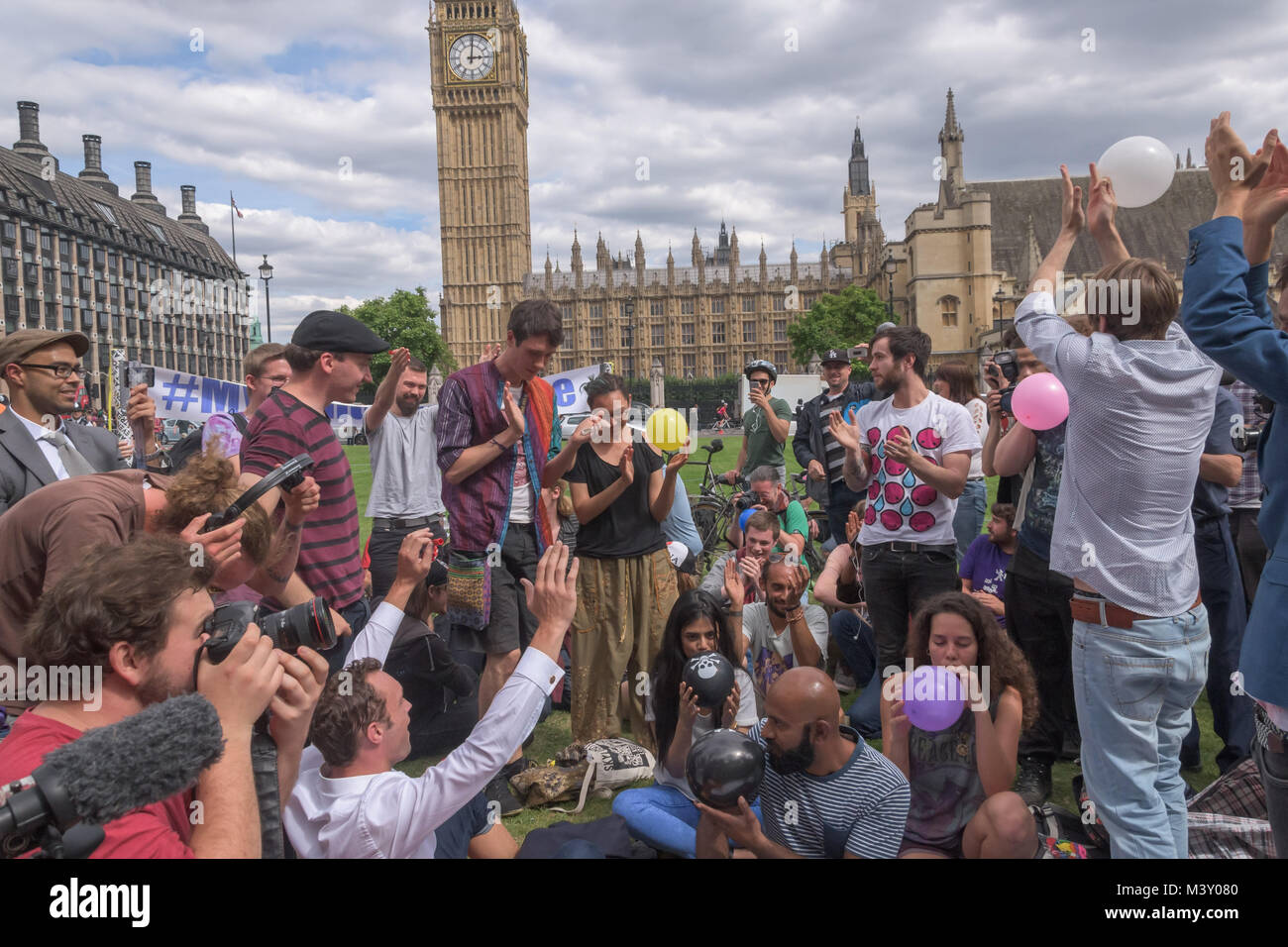 Die Leute applaudieren nach dem Gottesdienst Einatmen von Distickstoffoxid (Lachgas) im Parlament Platz im Protest gegen das geplante gesetzliche Verbot von psychoaktiven Substanzen. Stockfoto