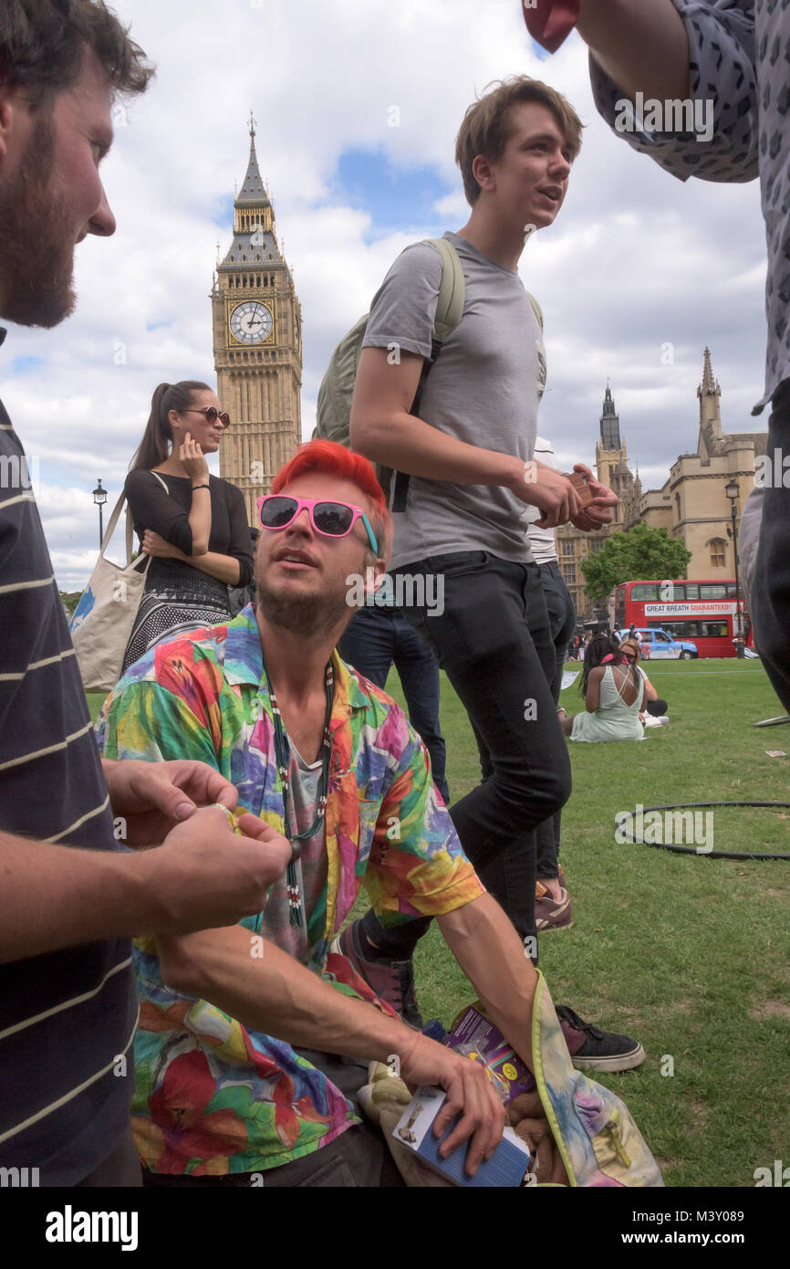 Demonstranten in Parliament Square nach der Messe Einatmen von Distickstoffoxid (Lachgas) aus Protest gegen die geplante gesetzliche Verbot von psychoaktiven Substanzen. Stockfoto