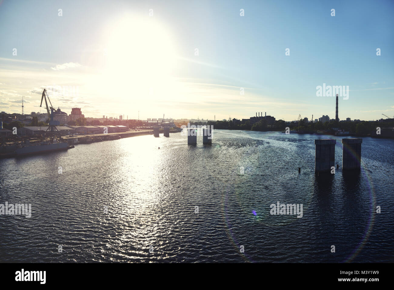 Schöne, sonnige Aussicht auf den Fluss, die Sun Shine Stockfoto
