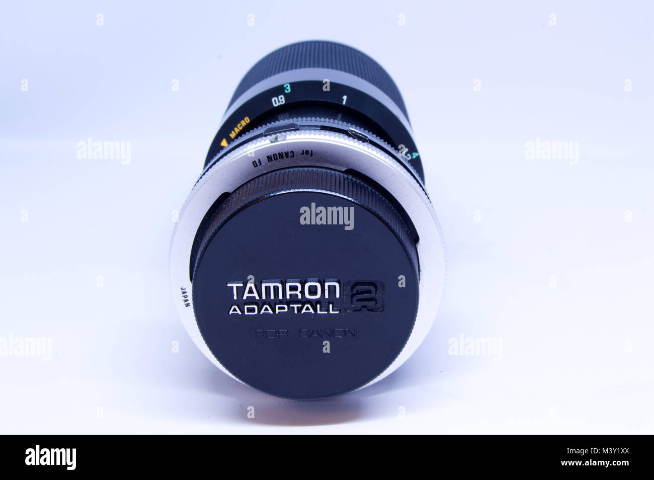 Tamron 80-210 mm Fotografie objektiv dargestellt vor einem weißen Hintergrund Stockfoto