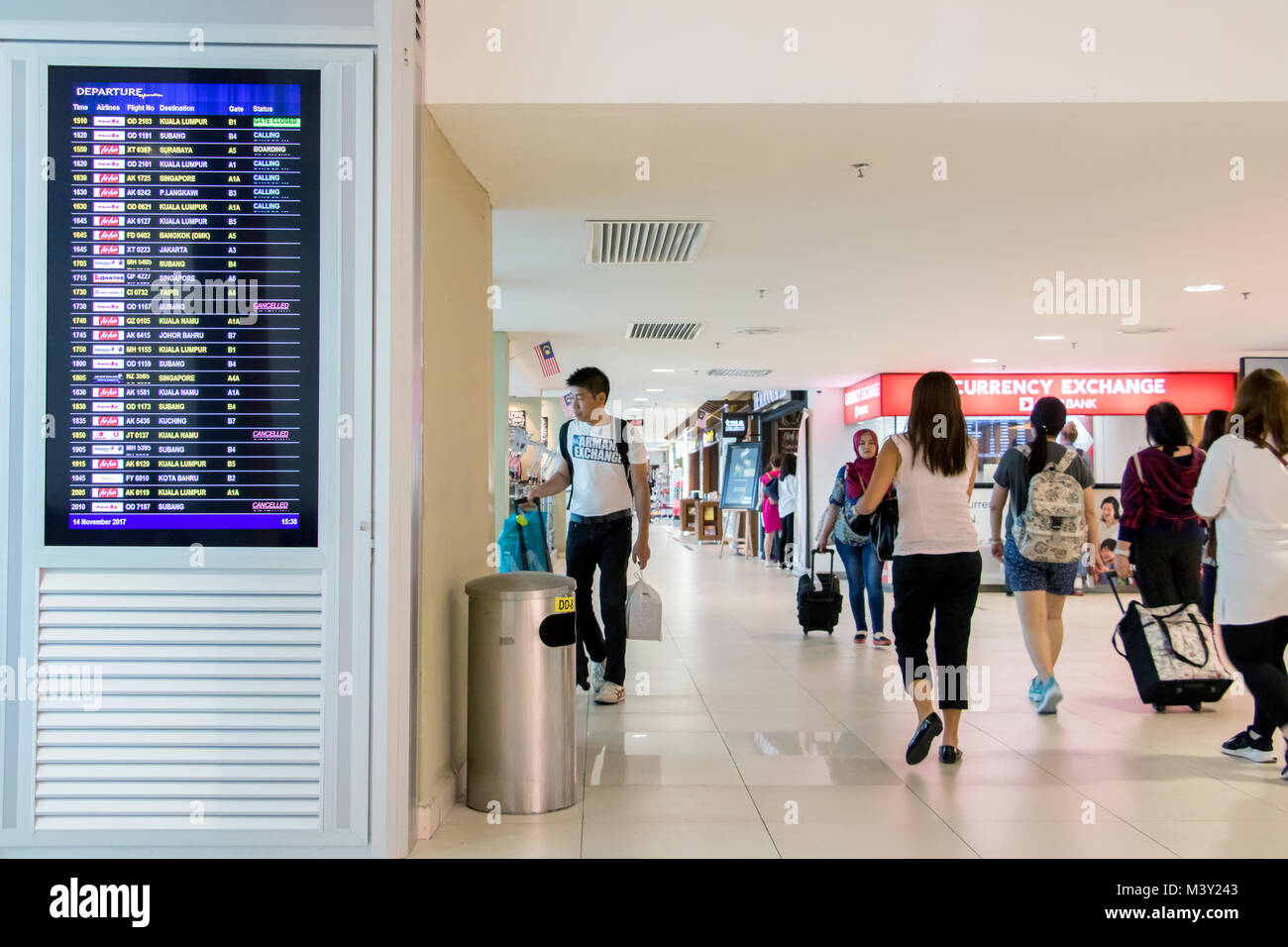 MALAYSIA, Penang, 14.November 2017, Abreise im Flughafen Terminal in der Lobby. Zeitplan der Flüge am Gate des Flughafen. Stockfoto