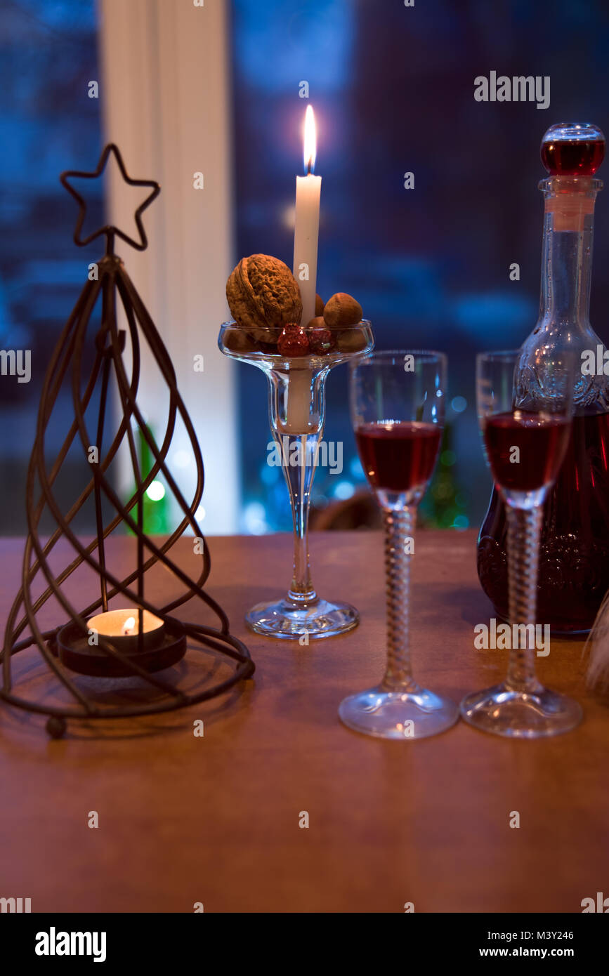 Valentinstag, Urlaub, Romantik, Weingläser mit Wein Stockfoto