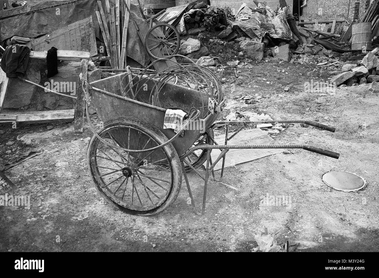 Isolierte Schubkarre auf der Straße (Yunnan, China) Stockfoto