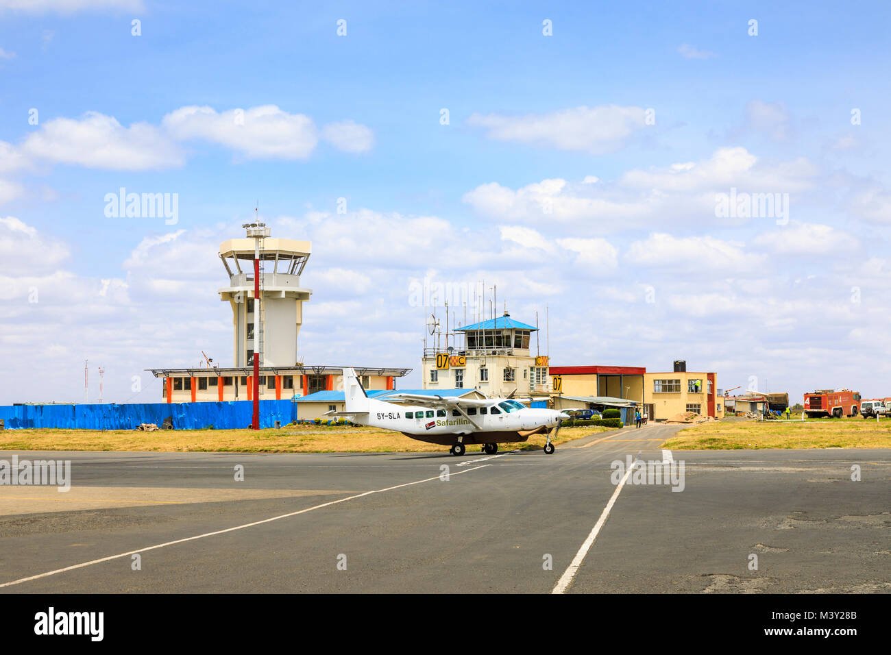 Safarilink Flugzeugen, die von den Kontrollturm am Wilson Airport, dem lokalen Flughafen in Nairobi Rollen, für Inlandsflüge in die Masai Mara, Kenia Stockfoto