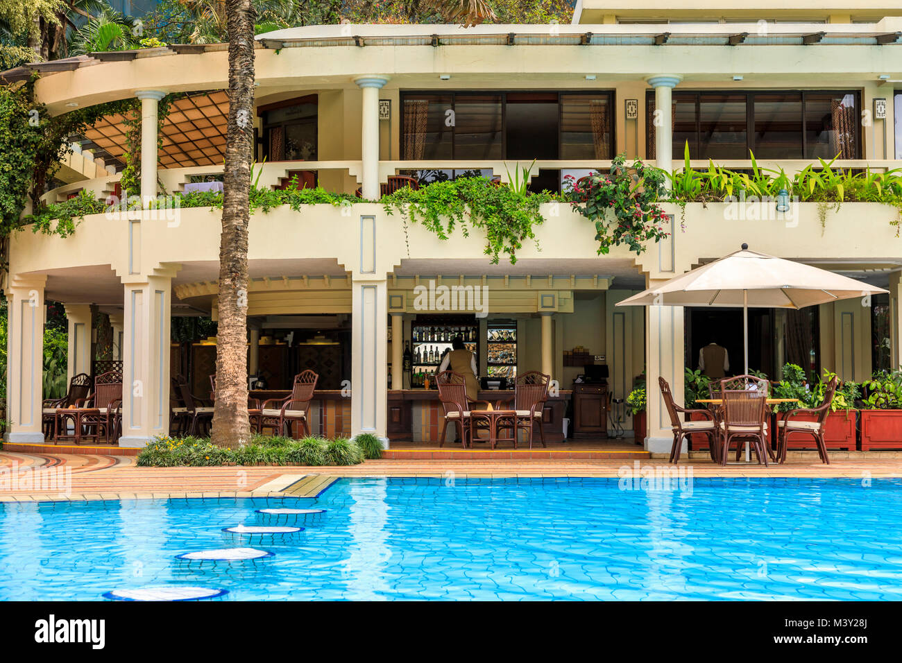Im freien blauen Wasser Pool und Poolbar Bereich im luxuriösen 5-Sterne Hotel Nairobi Serena Hotel, Nairobi, Hauptstadt von Kenia an einem sonnigen Tag Stockfoto