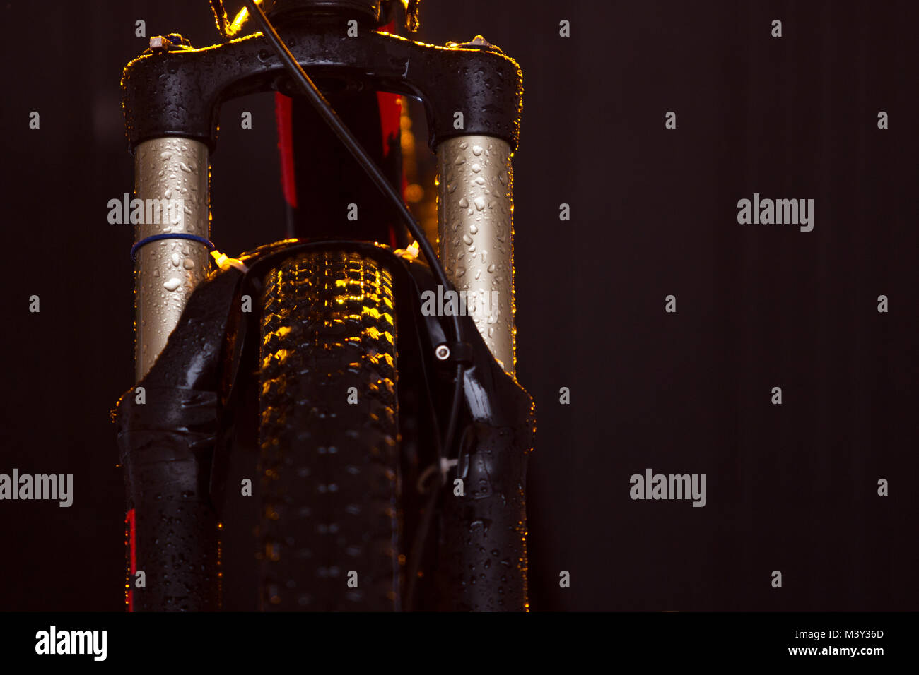 Filmische Foto von einem schwarzen Mountainbike Gabel, Luftfederung Stockfoto