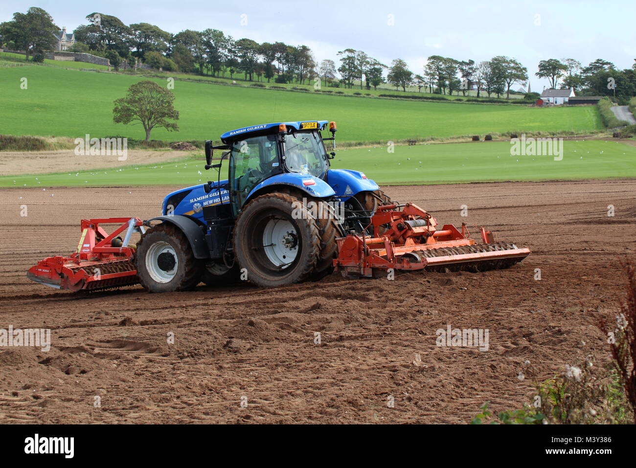 Ein New Holland T 7.245 Traktor betrieben von Hamish Gilbert, der Vorbereitung an der West Kilbride in Ayrshire. Stockfoto