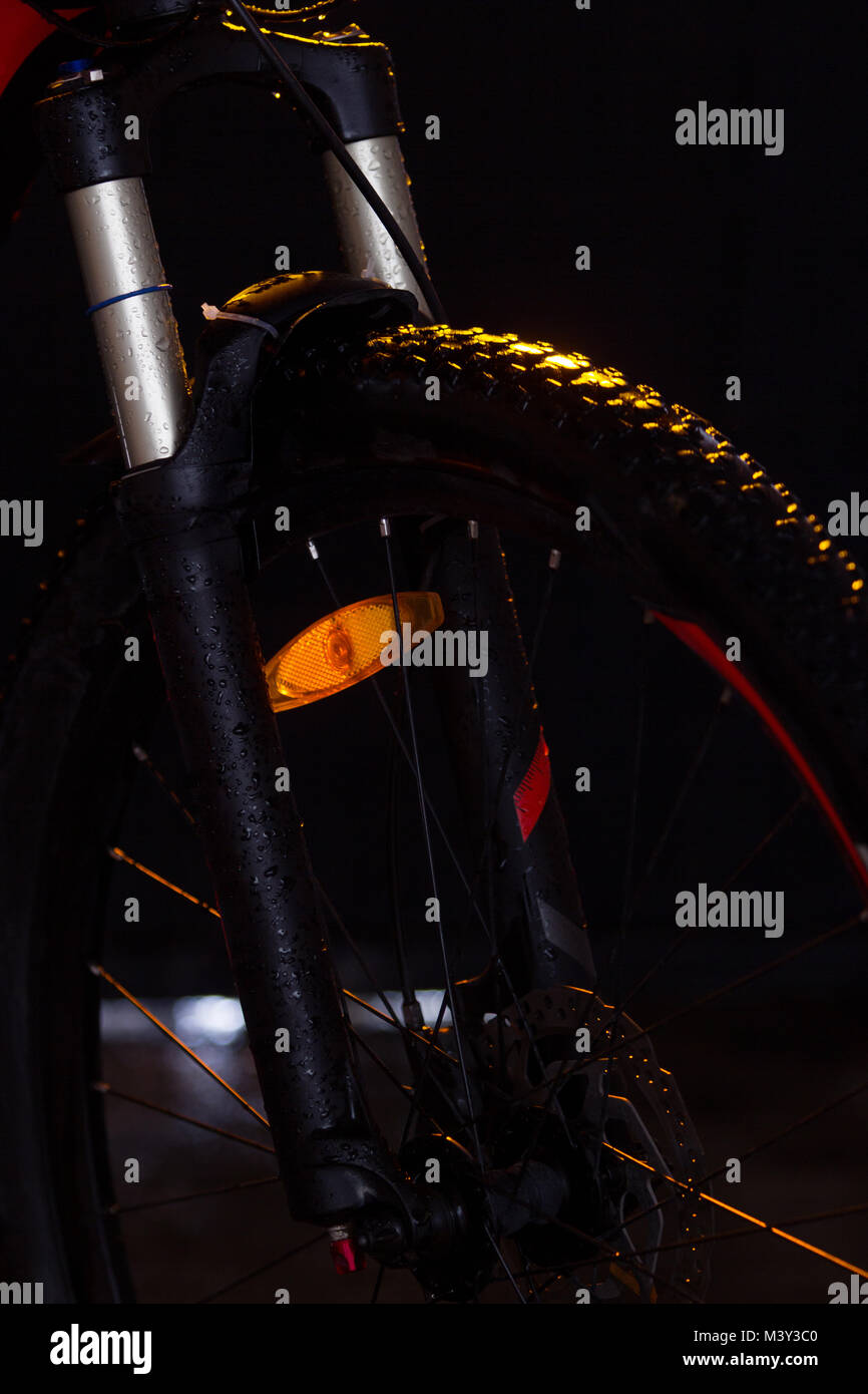 Mountainbike Gabel auf schwarzem Hintergrund Stockfoto