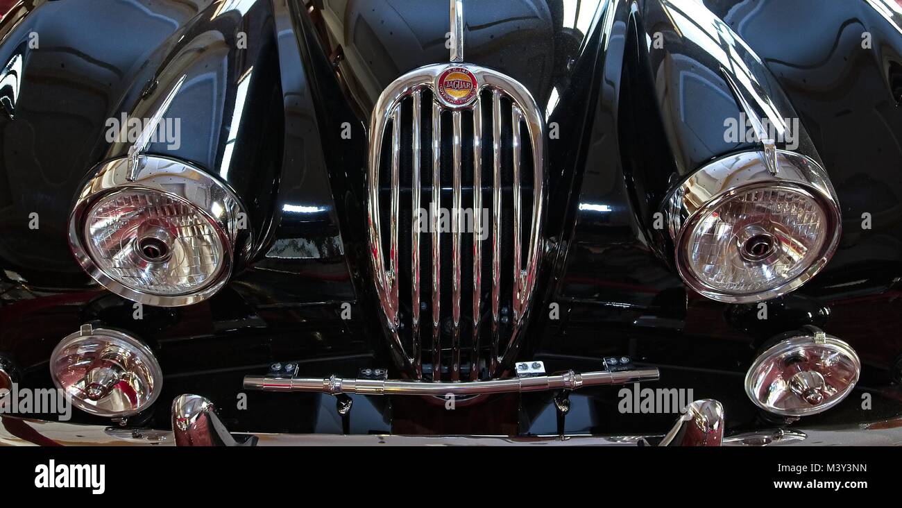 Glänzend schwarze Jaguar X. R. 140 - Vordere Scheinwerfer mit Grill closeup Stockfoto