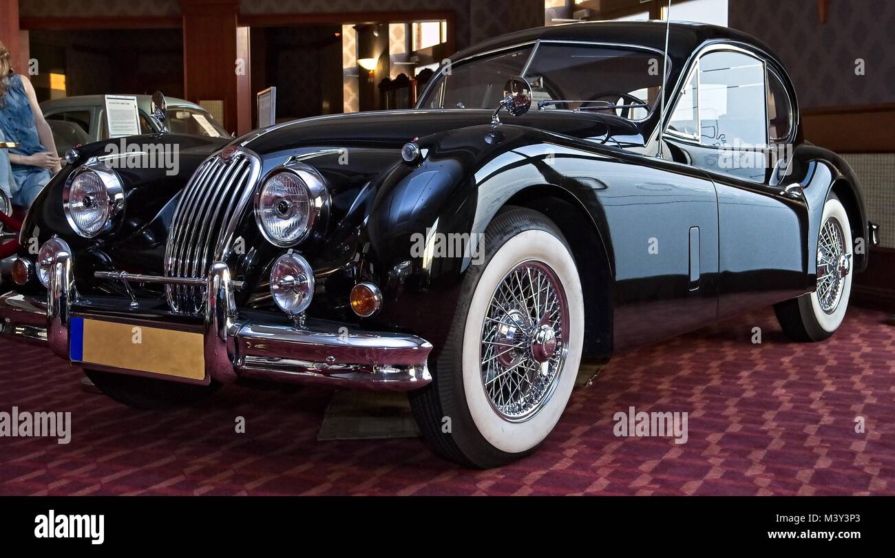 Glänzend schwarze Jaguar X. R. 140-Seite. Weiße Räder. Stockfoto