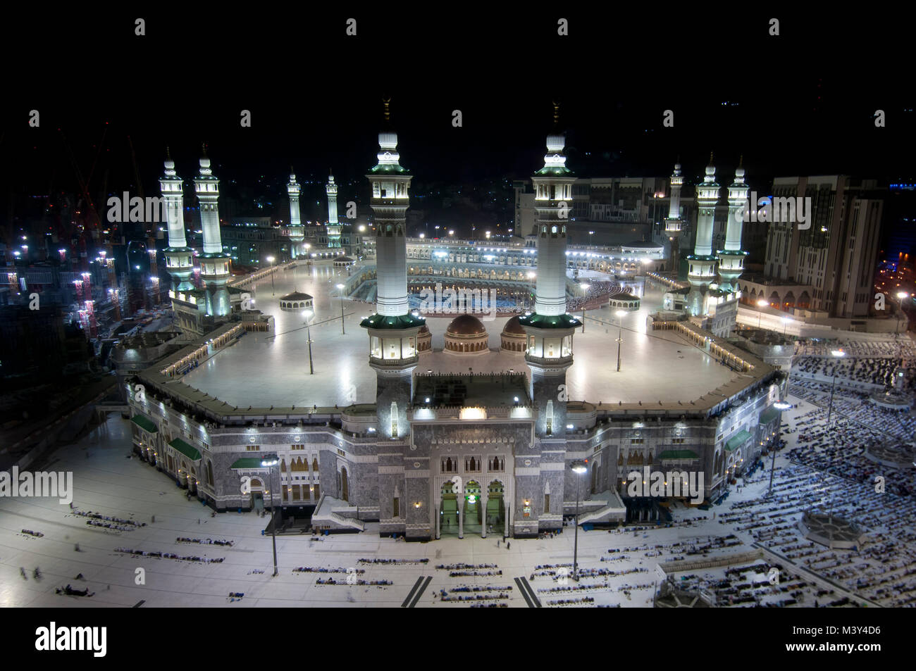 Gebet und Tawaf von Muslimen um AlKaaba in Mekka, Saudi-Arabien, Luftbild Ansicht von Oben Stockfoto