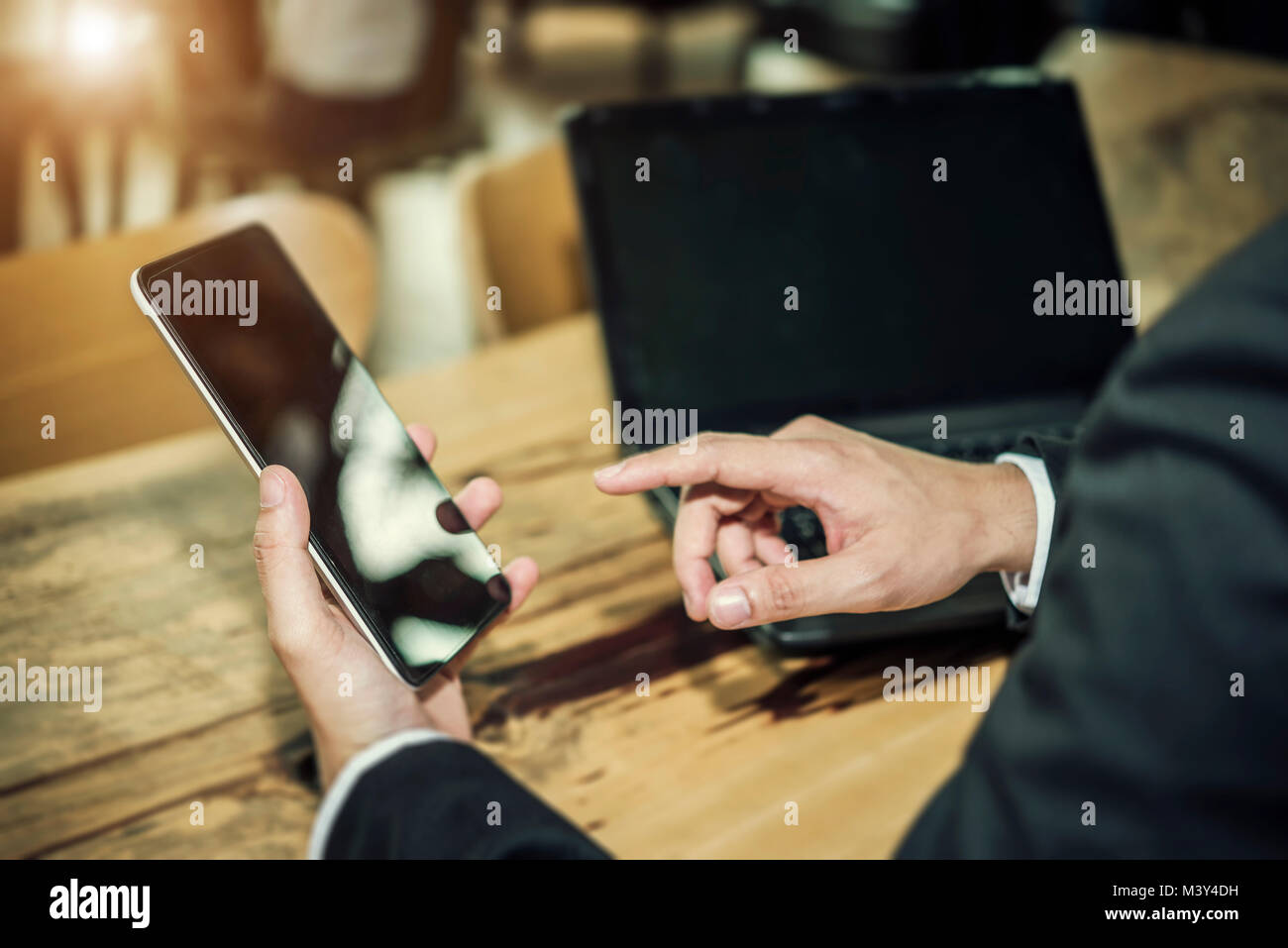 Business Connection Technologie Konzept, Hand der Geschäftsmann Sie Ihr Smartphone, um Menschen zu verbinden, das Abrufen von E-Mails. Stockfoto