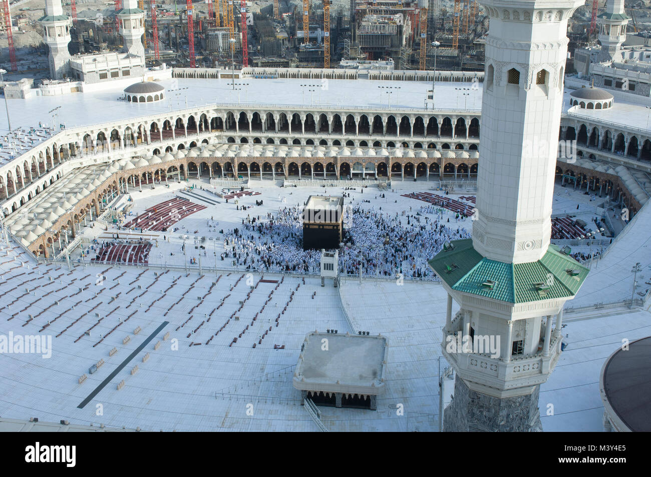 Gebet und Tawaf von Muslimen um AlKaaba in Mekka, Saudi-Arabien, Luftbild Ansicht von Oben Stockfoto