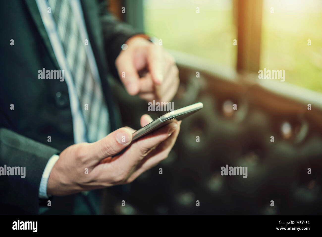 Business Connection Technologie Konzept. Hand der Geschäftsmann mit Smartphone mit Menschen in Kontakt zu treten. Künftige globale Kommunikation. Stockfoto