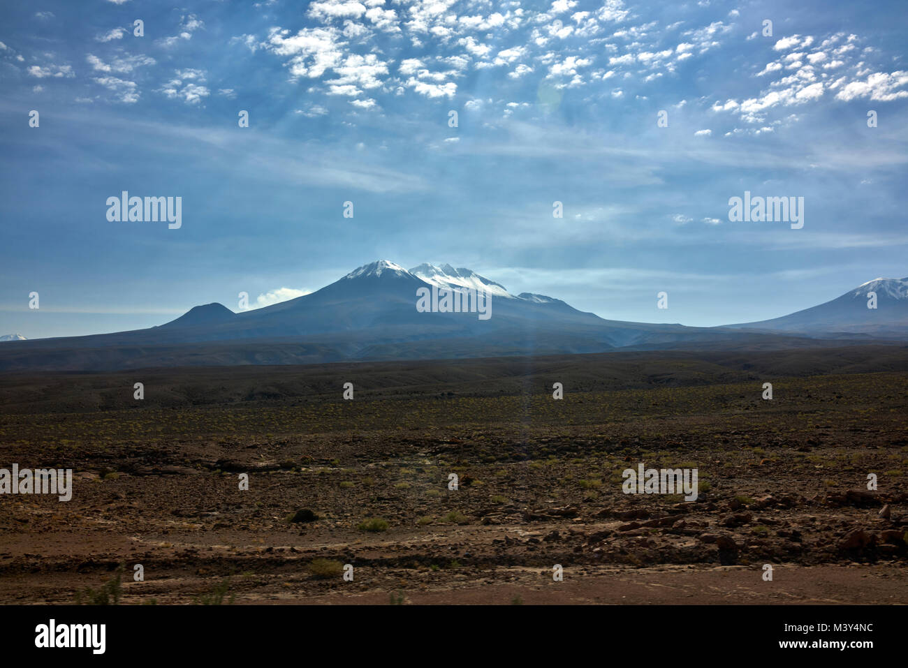 Die chilenischen Anden mit Schnee gipfeln in der Ferne und den trockenen Atacama Wüste bedeckte. Stockfoto