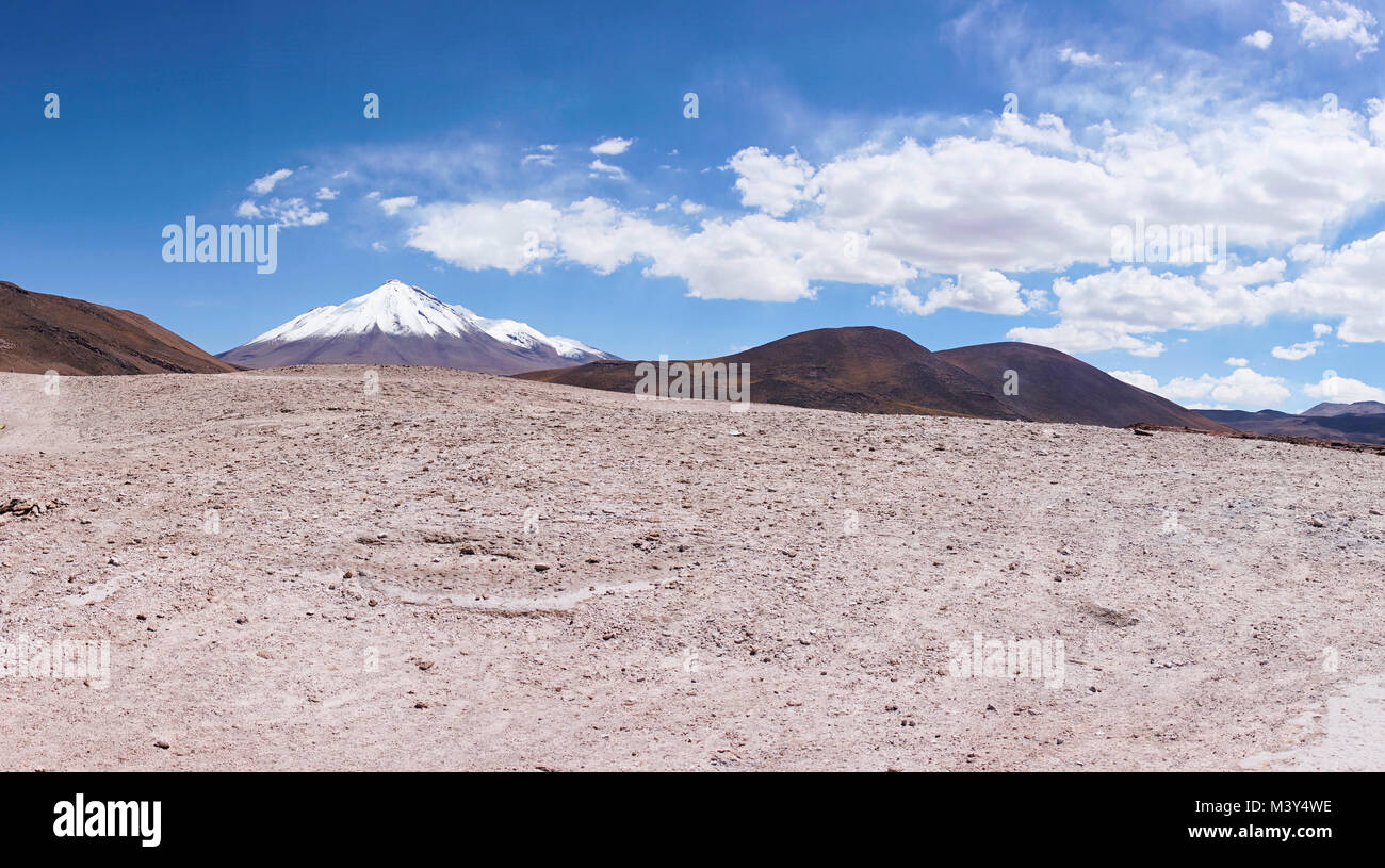 Die chilenischen Anden mit Snow Peaks im Horizont begrenzt. Ein blauer Himmel oben. Stockfoto
