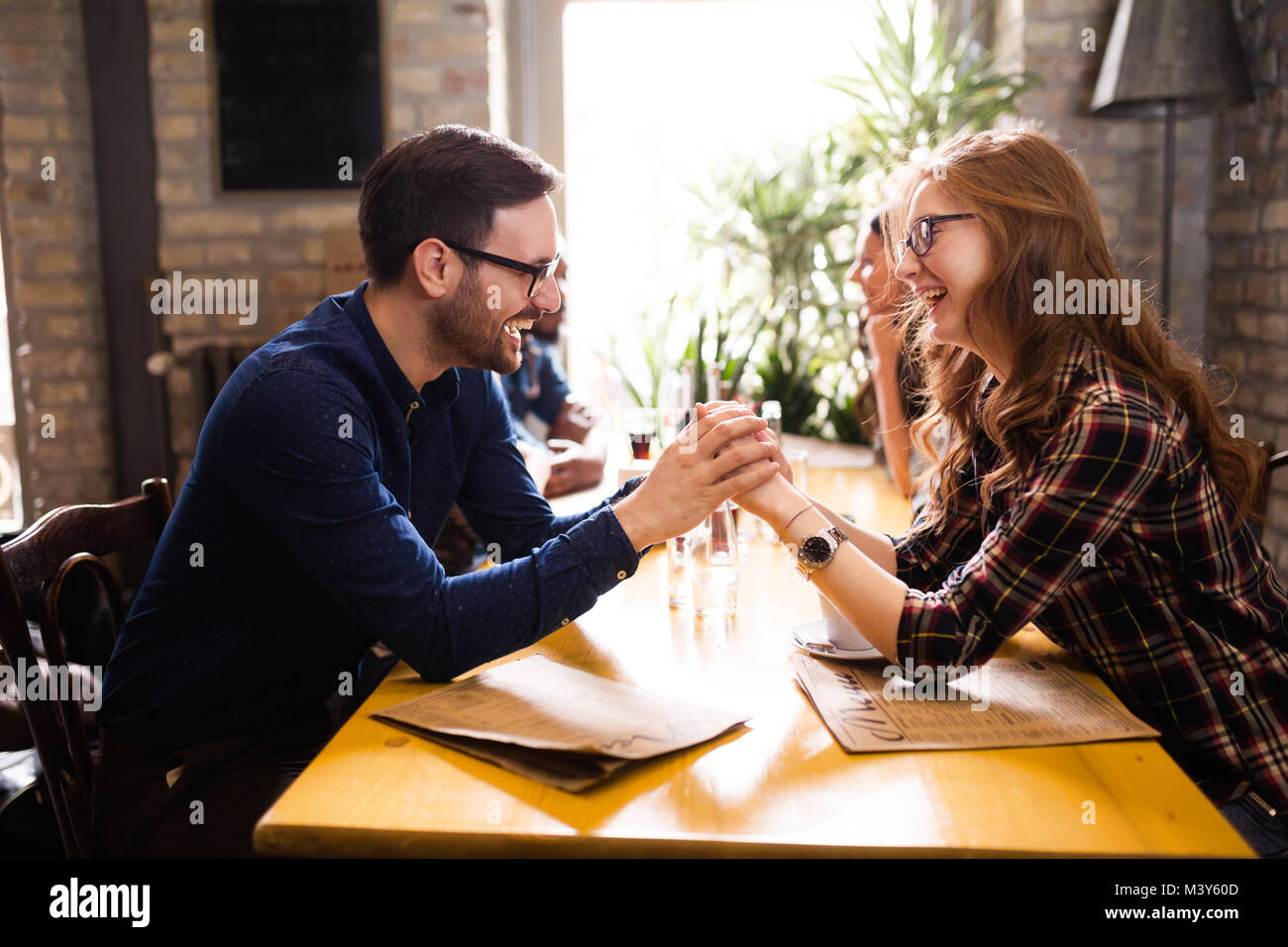 Glückliche junge Freunde Kneipe im Coffee Shop Stockfoto