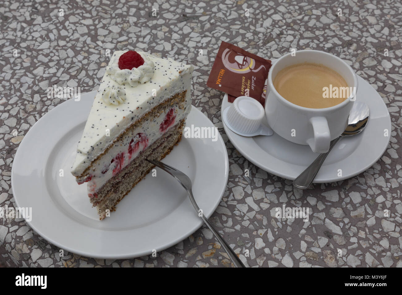 Himbeer-Mohn-Sahne Torte, Deutschland Stockfoto