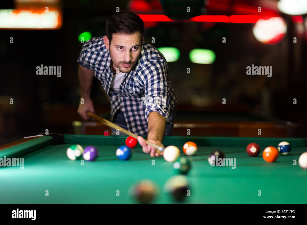 Jungen attraktiven Mann spielen Pool in bar Stockfoto