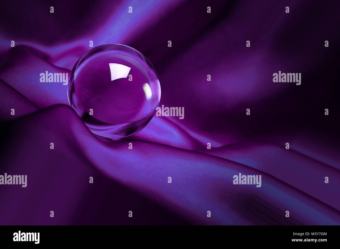 Leuchtender Kristall Kugel Schuß auf Violett Stockfoto