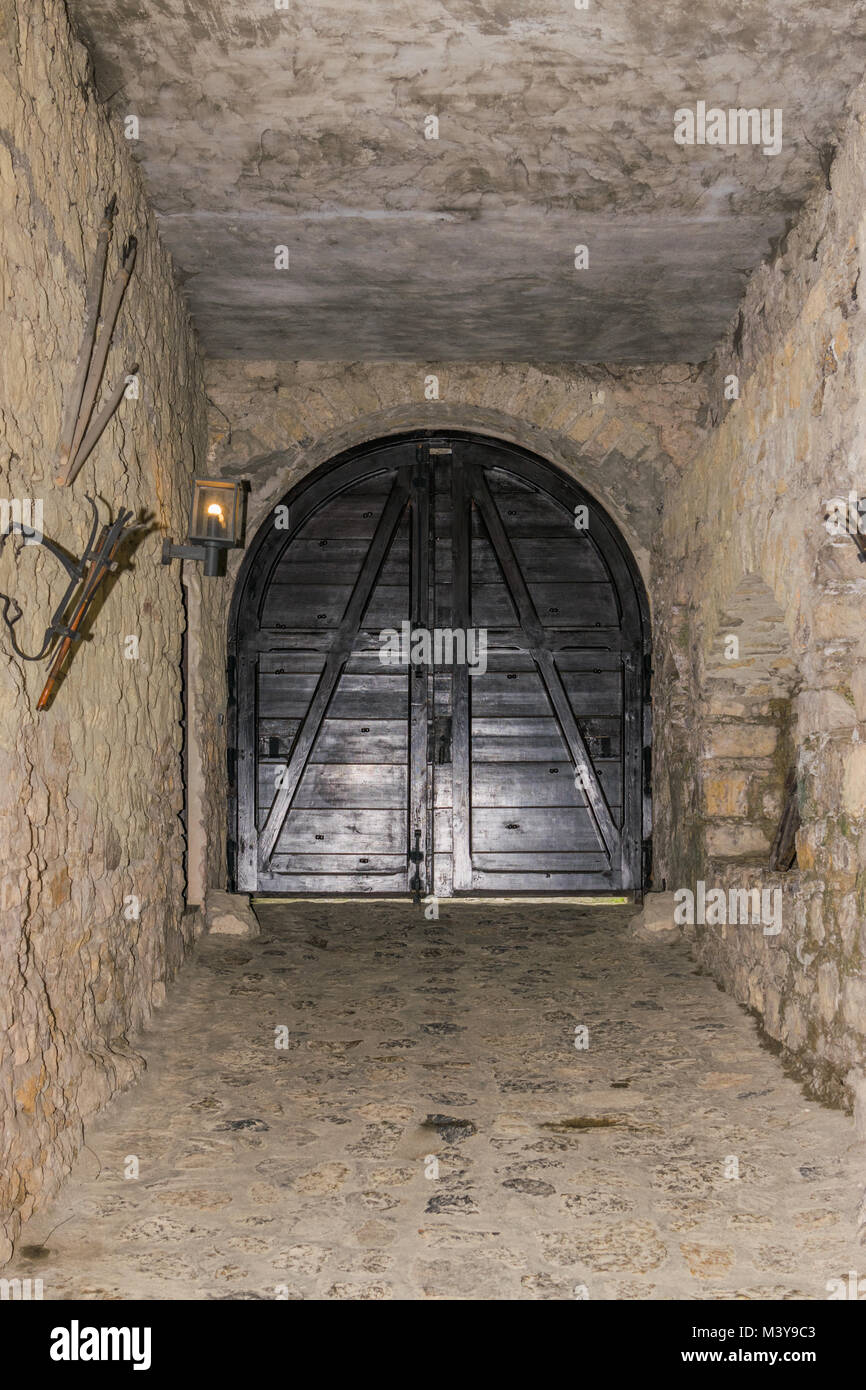 Mittelalterliche Tor mit Tunnel im Schloss Stockfoto