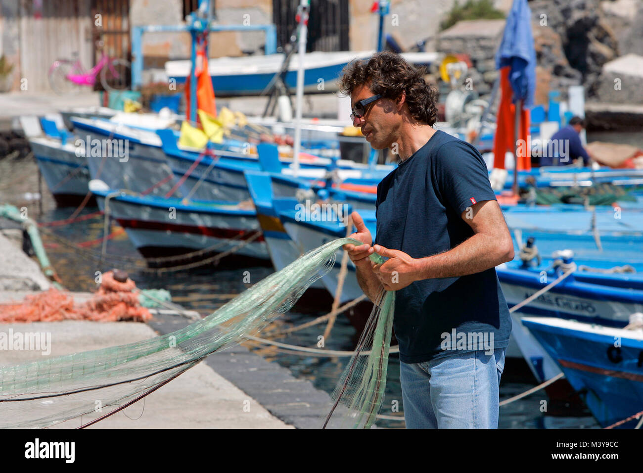 Italien, Sizilien, Liparische Inseln, als Weltkulturerbe von der UNESCO, der Insel Lipari, Angeln Hafen von Lipari, Fisherman reinigt seine Netze Stockfoto