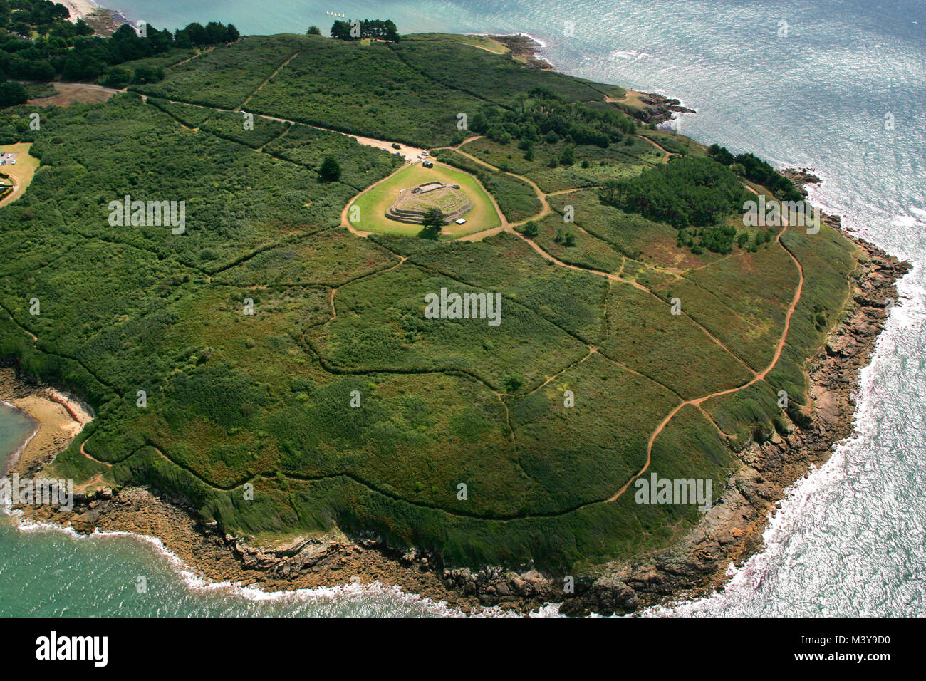 Frankreich, Morbihan, La Trinité-sur-Mer, Eingang des Golfe du Morbihan (Golf von Morbihan) (Luftbild) Stockfoto