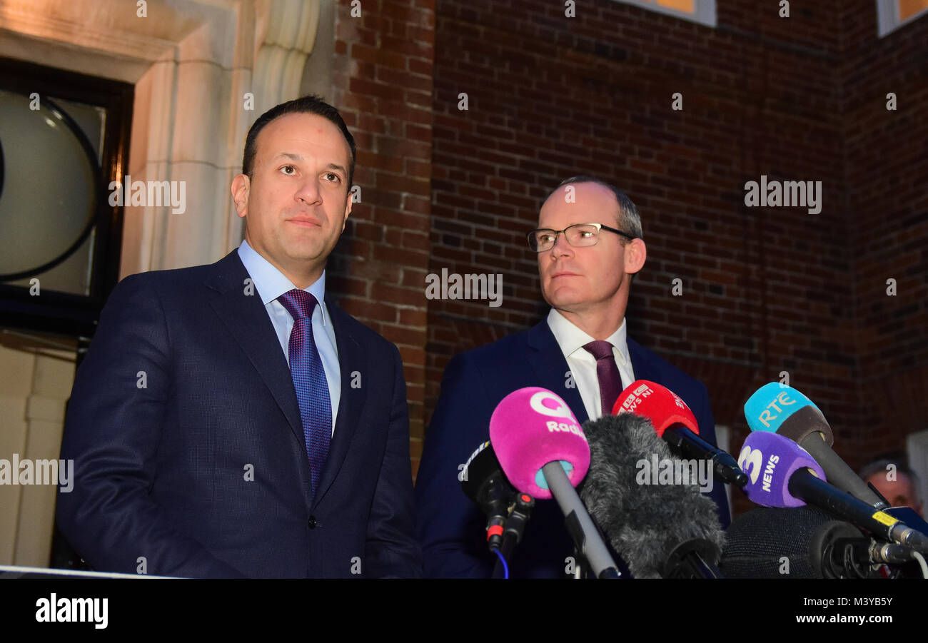 Belfast, UK. 12 Feb, 2018. Irelands Taoiseach Leo Varadkar und Tánaiste Simon Coveney Adresse Medien in Stormont House in Belfast während intensiver Gespräche mit Nordirland Parteien. Credit: Mark Winter/Alamy leben Nachrichten Stockfoto