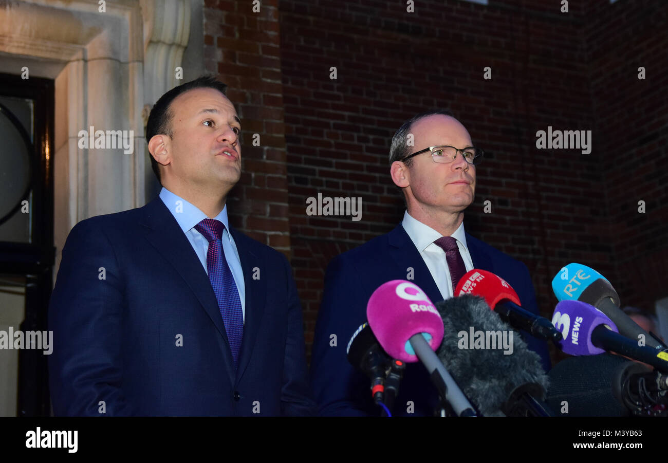 Belfast, UK. 12 Feb, 2018. Irelands Taoiseach Leo Varadkar und Tánaiste Simon Coveney Adresse Medien in Stormont House in Belfast während intensiver Gespräche mit Nordirland Parteien. Credit: Mark Winter/Alamy leben Nachrichten Stockfoto