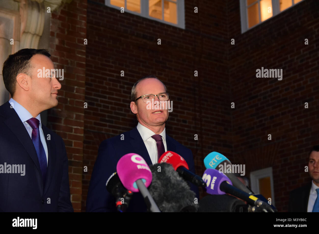 Belfast, UK. 12 Feb, 2018. Irelands Taoiseach Leo Varadkar und Tánaiste Simon Coveney Adresse Medien in Stormont House in Belfast während intensiver Gespräche mit Nordirland Parteien. Credit: Mark Winter/Alamy leben Nachrichten Stockfoto