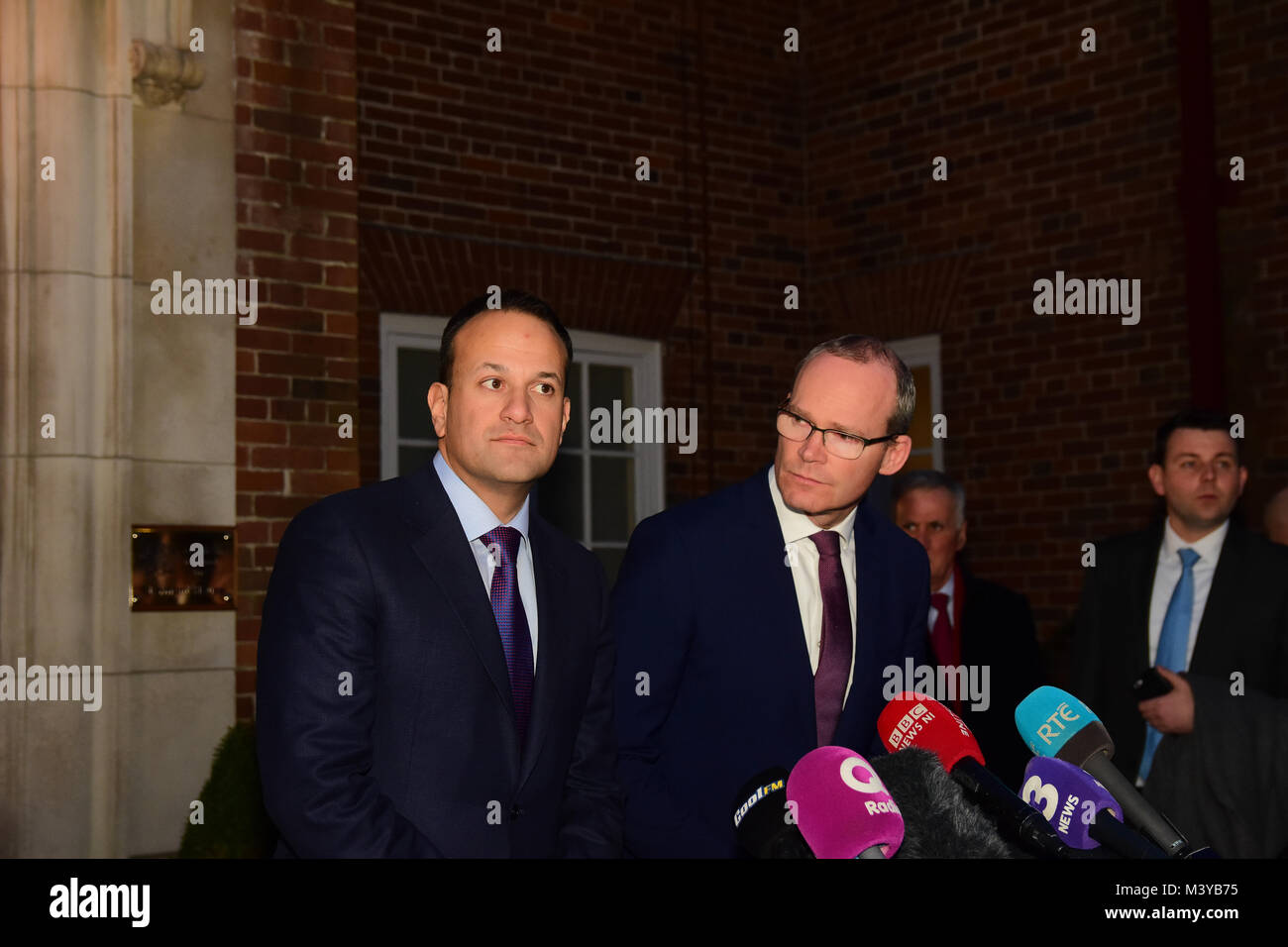 Belfast, UK. 12 Feb, 2018. Irelands Taoiseach Leo Varadkar und Tánaiste Simon Coveney Adresse Medien in Stormont House in Belfast während intensiver Gespräche mit Nordirland Parteien. Credit: Mark Winter/Alamy leben Nachrichten Stockfoto