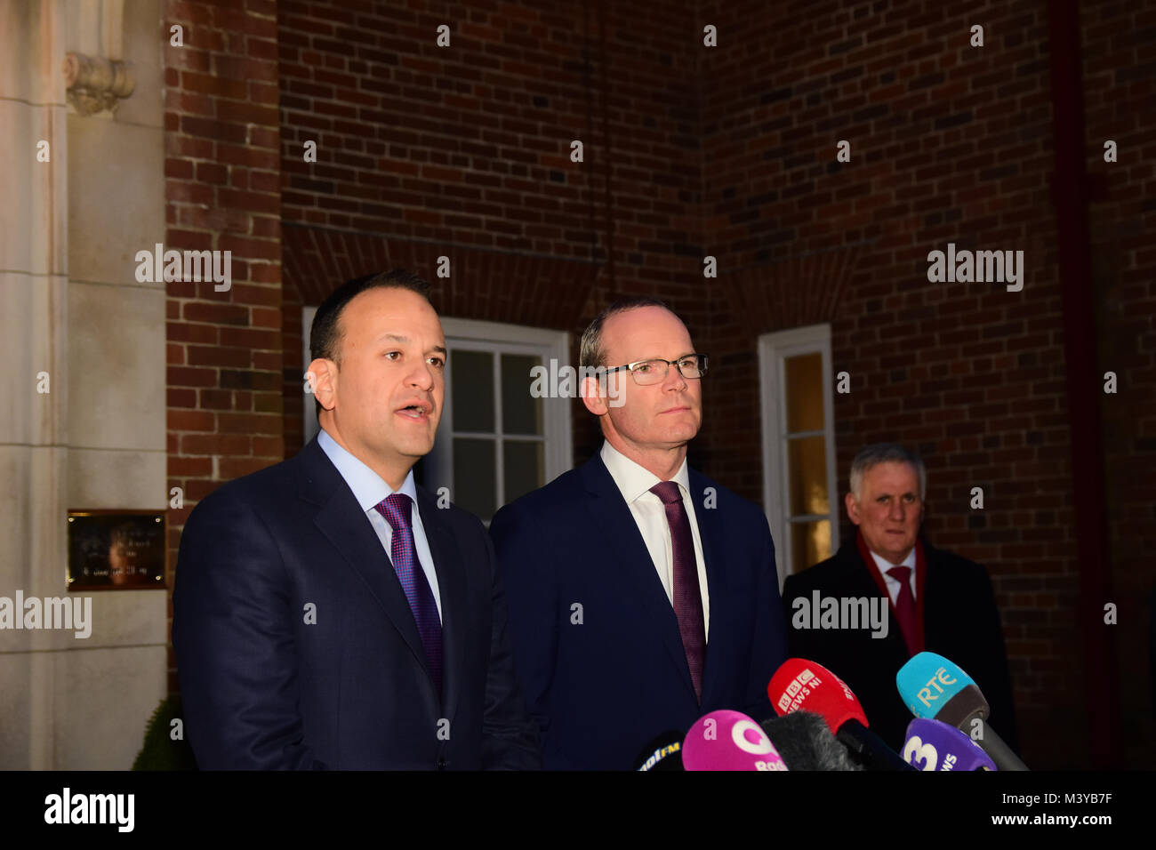 Belfast, UK. 12 Feb, 2018. Irelands Taoiseach Leo Varadkar und Tánaiste Simon Coveney Adresse Medien in Stormont House in Belfast während intensiver Gespräche mit Nordirland Parteien. Credit: Mark Winter/Alamy leben Nachrichten Stockfoto