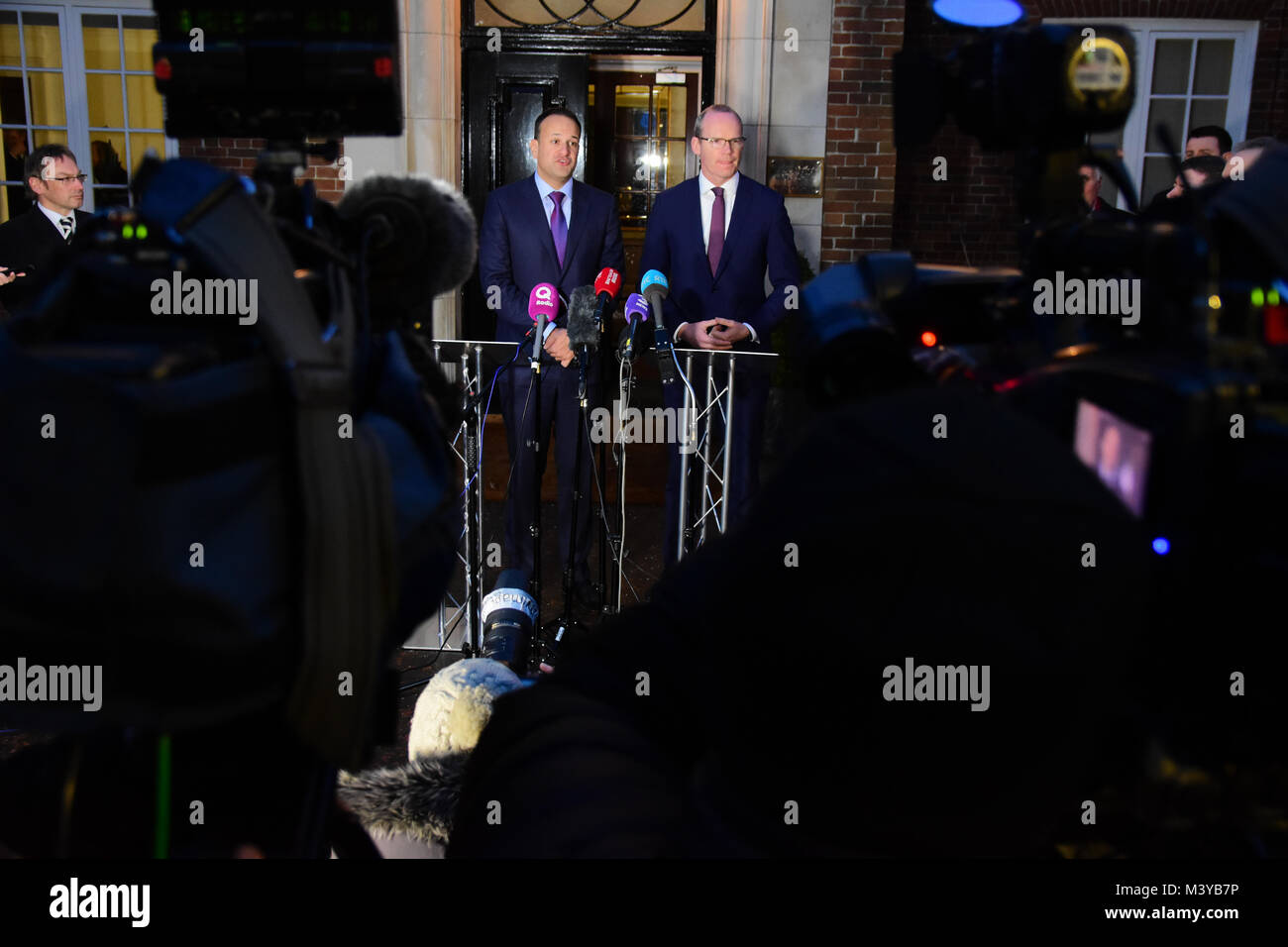 Belfast, UK. 12 Feb, 2018. Irelands Taoiseach Leo Varadkar und Tánaiste Simon Coveney Adresse Medien in Stormont House in Belfast während intensiver Gespräche mit Nordirland Parteien. Credit: Mark Winter/Alamy leben Nachrichten Stockfoto