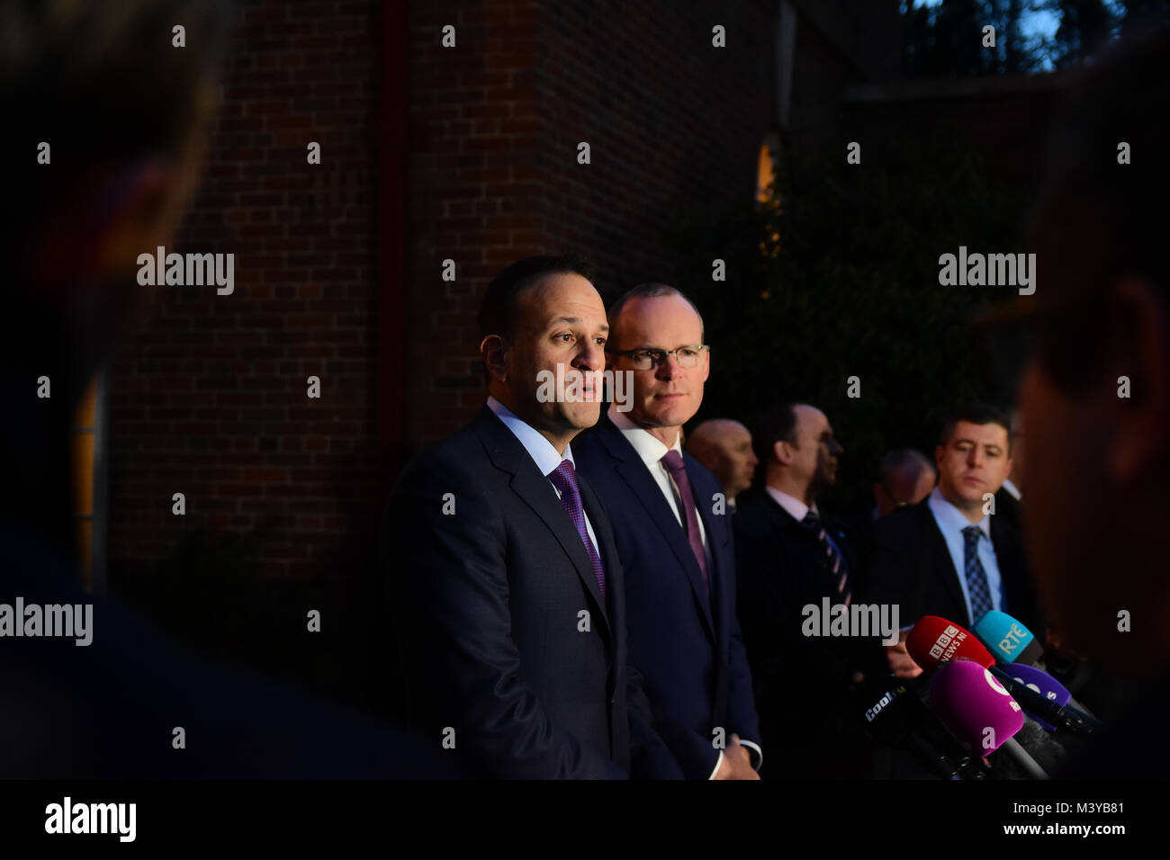 Belfast, UK. 12 Feb, 2018. Irelands Taoiseach Leo Varadkar und Tánaiste Simon Coveney Adresse Medien in Stormont House in Belfast während intensiver Gespräche mit Nordirland Parteien. Credit: Mark Winter/Alamy leben Nachrichten Stockfoto