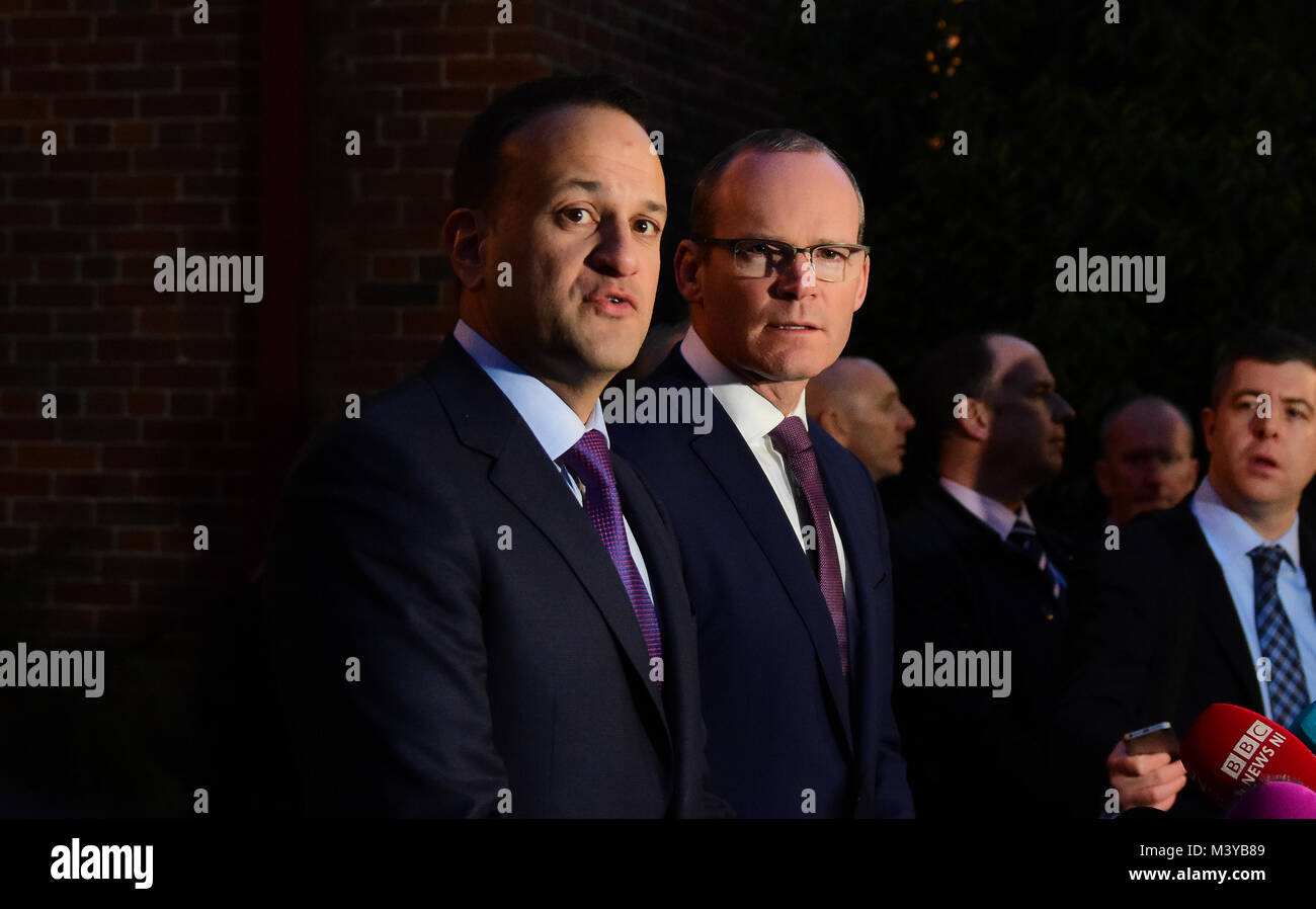 Belfast, UK. 12 Feb, 2018. Irelands Taoiseach Leo Varadkar und Tánaiste Simon Coveney Adresse Medien in Stormont House in Belfast während intensiver Gespräche mit Nordirland Parteien. Credit: Mark Winter/Alamy leben Nachrichten Stockfoto