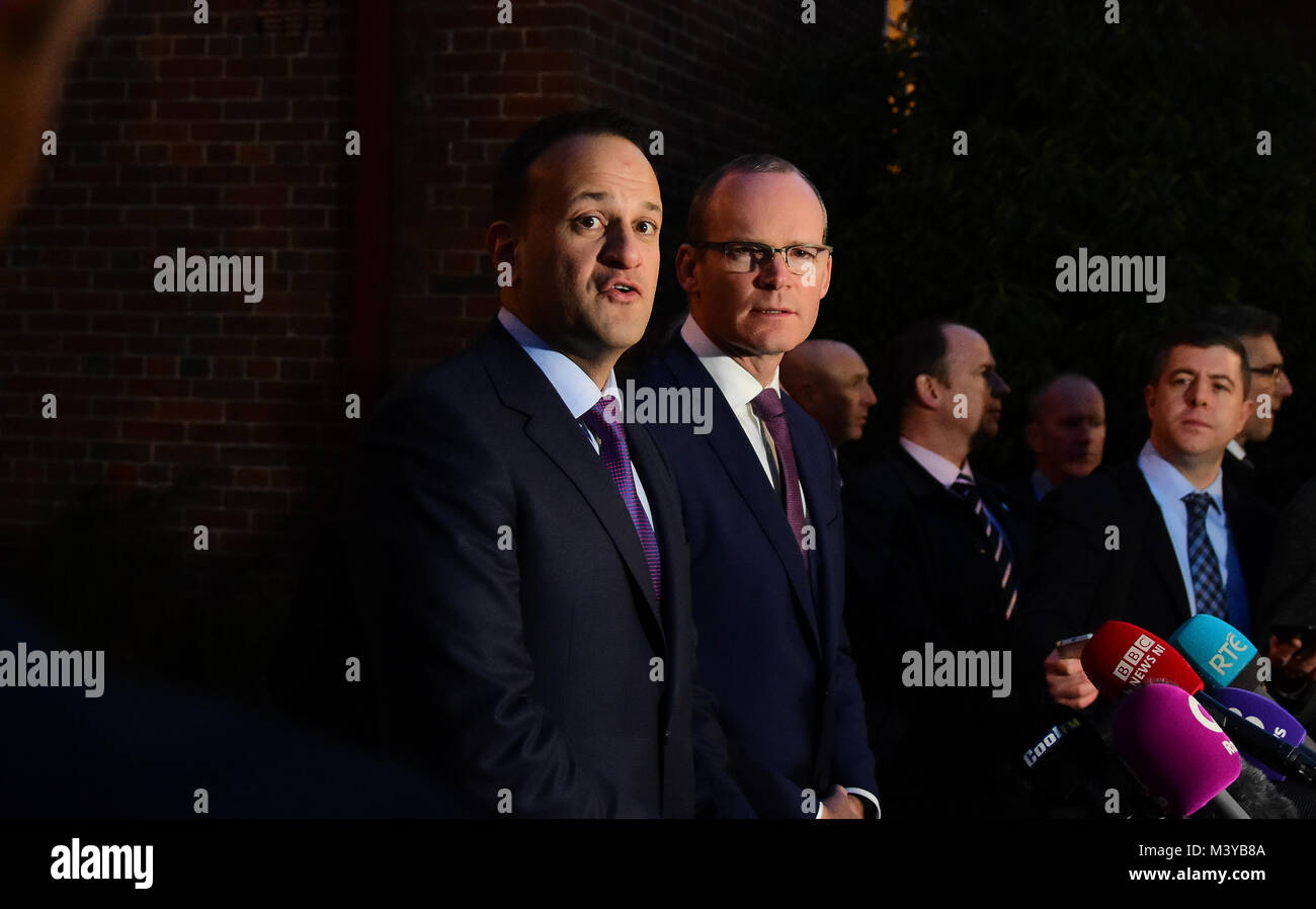 Belfast, UK. 12 Feb, 2018. Irelands Taoiseach Leo Varadkar und Tánaiste Simon Coveney Adresse Medien in Stormont House in Belfast während intensiver Gespräche mit Nordirland Parteien. Credit: Mark Winter/Alamy leben Nachrichten Stockfoto