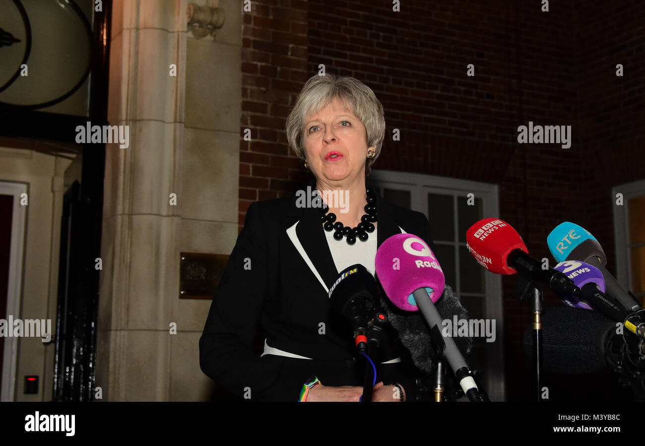 Belfast, UK. 12 Feb, 2018. Premierminister Theresa May gibt eine Pressekonferenz in Stormont Haus in Belfast als Gespräche zwischen den Parteien in Restaurierung der dezentralisierten Regierung fortsetzen. Credit: Mark Winter/Alamy leben Nachrichten Stockfoto