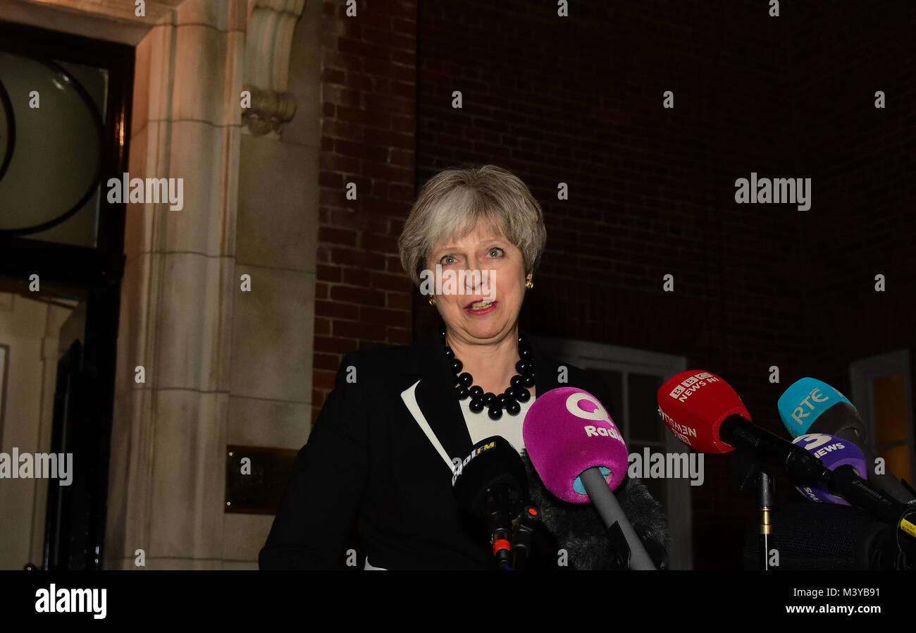 Belfast, UK. 12 Feb, 2018. Premierminister Theresa May gibt eine Pressekonferenz in Stormont Haus in Belfast als Gespräche zwischen den Parteien in Restaurierung der dezentralisierten Regierung fortsetzen. Credit: Mark Winter/Alamy leben Nachrichten Stockfoto