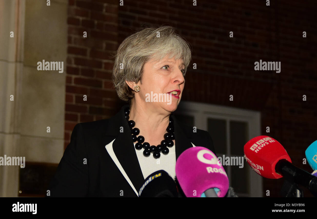Belfast, UK. 12 Feb, 2018. Premierminister Theresa May gibt eine Pressekonferenz in Stormont Haus in Belfast als Gespräche zwischen den Parteien in Restaurierung der dezentralisierten Regierung fortsetzen. Credit: Mark Winter/Alamy leben Nachrichten Stockfoto