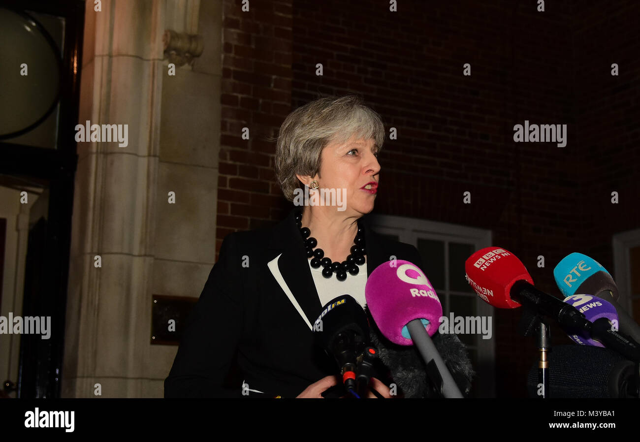 Belfast, UK. 12 Feb, 2018. Premierminister Theresa May gibt eine Pressekonferenz in Stormont Haus in Belfast als Gespräche zwischen den Parteien in Restaurierung der dezentralisierten Regierung fortsetzen. Credit: Mark Winter/Alamy leben Nachrichten Stockfoto