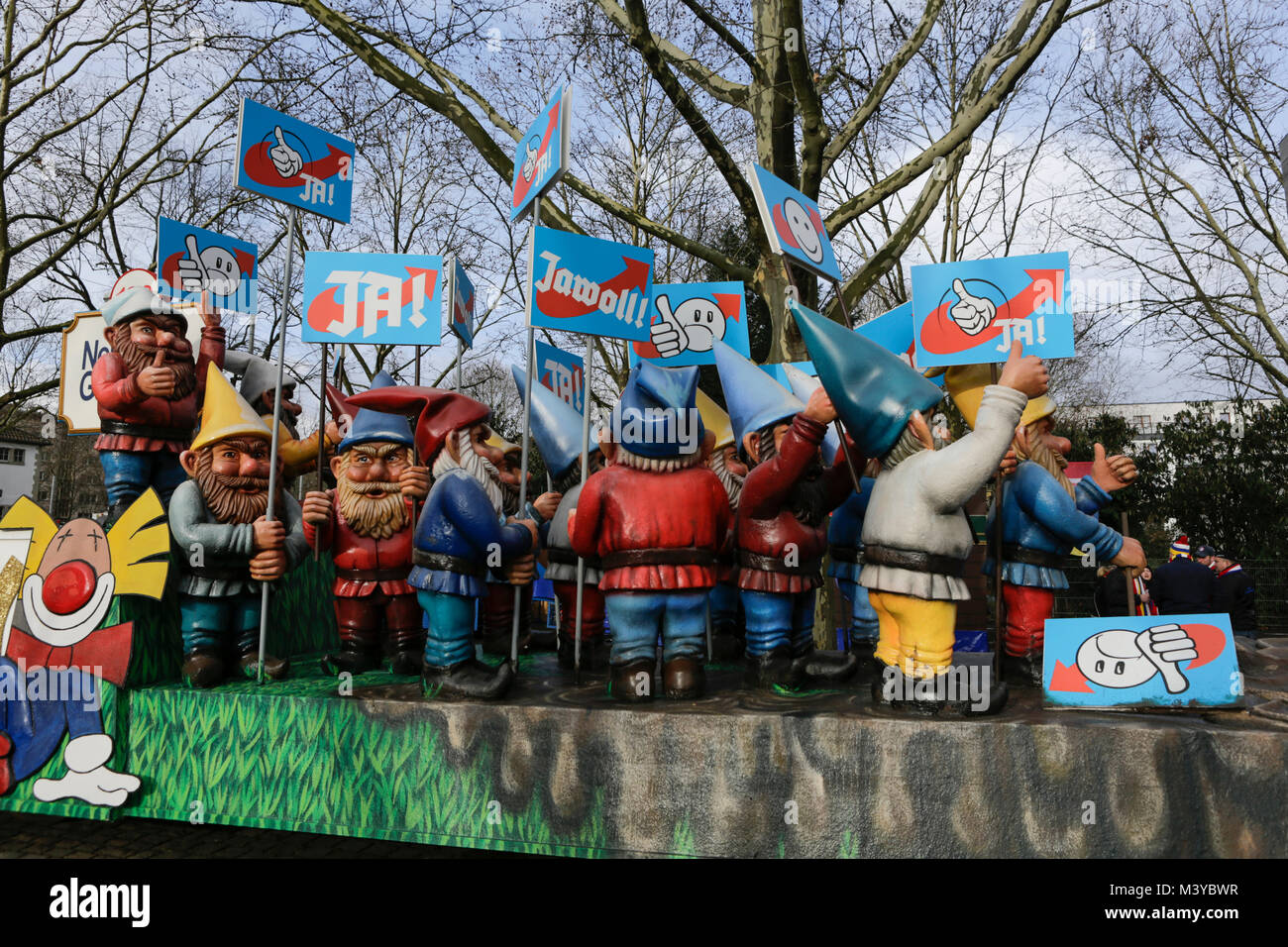 Mainz, Deutschland. 12. Februar 2018. Der Vorsitzende der rechtsextremen Partei AfD Alexander Gauland abgebildet ist auf einem Schwimmer, stand vor einer Gruppe von Zwergen AfD (Mitglieder), bis Sie ein Schild mit der Aufschrift "Sie total Zwerg?' möchten. Der Schwimmer ist ein Wort, das Spiel auf dem berüchtigten Joseph Goebbels' Rede mit dem Zitat: "Möchten Sie totalen Krieg?". Rund eine halbe Million Menschen säumten die Straßen von Mainz für die traditionelle Rose Montag Karnevalsumzug. Die 9 km lange Parade mit über 8.000 Teilnehmern ist eine der drei großen Rose Montag Karnevalsumzüge in Deutschland. Quelle: Michael Debets/Alamy leben Nachrichten Stockfoto