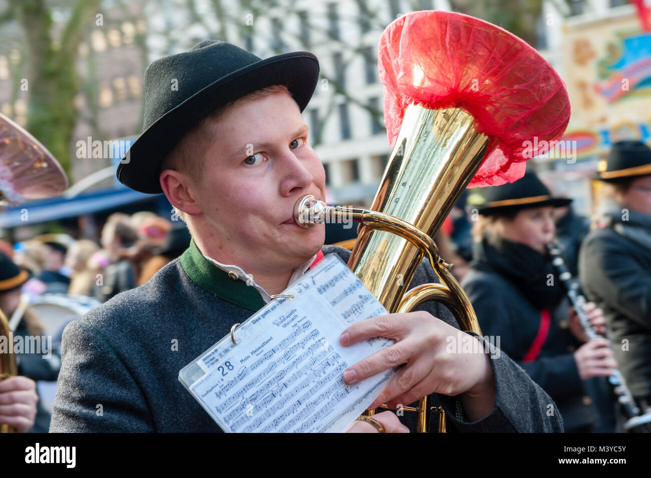 Düsseldorf, Deutschland, 12. Februar 2018. Der Karneval Veranstaltungen verfügt über mehr als 300 Karneval zeigt, Bälle, Jubiläen, Empfänge und Kostüm Parteien. Das Motto dieser Saison ist "Jeck erst recht" (Karneval mehr denn je). Die Rose Montag Parade ist der Höhepunkt der Feier und sammelt 5.000 Teilnehmer, dass die Prozession durch die Stadt. Es verfügt über mehr als 30 Ensembles und aufwändig gebaut und geschmückten Wagen mit kulturellen und politischen Probleme, die mit einem satirischen, lustigen und kontroverse Stimmung, wie die berühmte politisch themed schwimmt von Jacques Tilly. Stockfoto