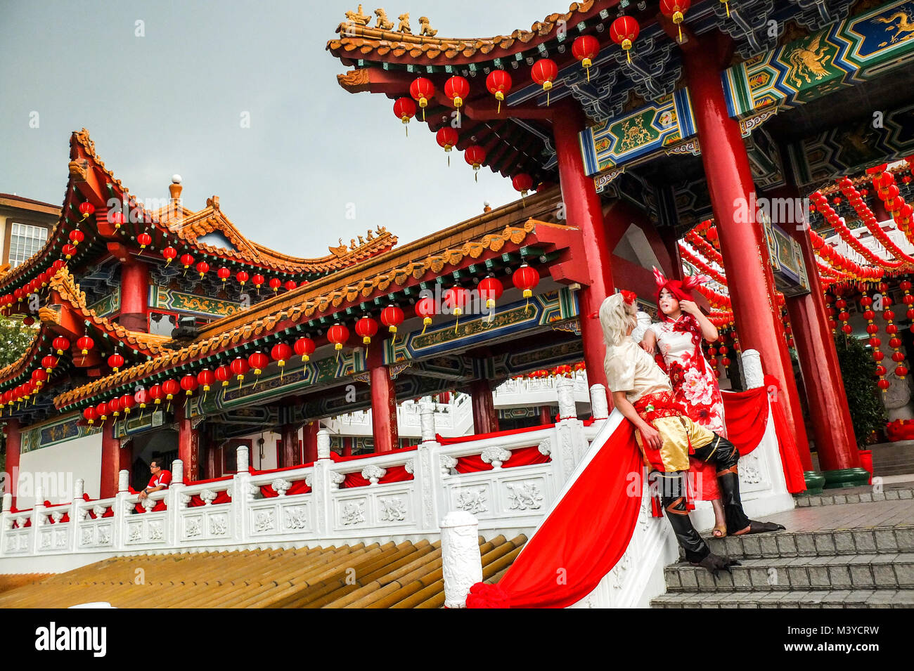 KUALA LUMPUR, Malaysia - 10. Februar: Chinesische Menschen tragen ein Anime Cosplay Kostüm, für Fotos posieren für den Fotografen in der chinesischen Tempel vor dem Chinesischen Neujahrsfest in Kuala Lumpur am 10. Februar 2018. Das chinesische Neujahrsfest am 14. Februar werden Willkommen im Jahr des Hundes (auch als das Jahr der Erde Hund bekannt). Credit: Samsul sagte/LBA/Alamy leben Nachrichten Stockfoto