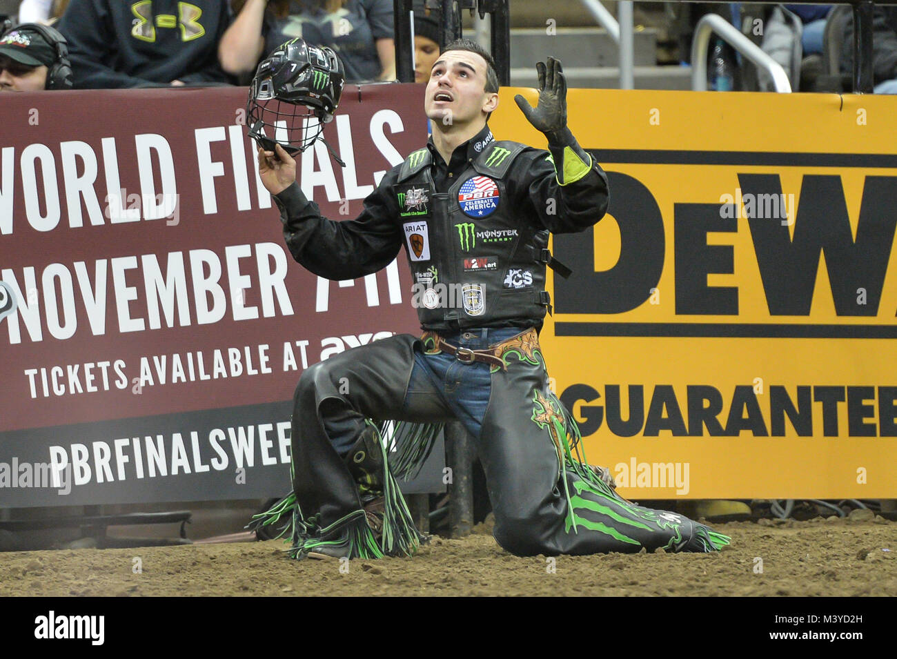 Kansas City, Missouri, USA. 11 Feb, 2018. José Vitor LEME blickt in die Wuchtet nach seiner Fahrt während des zweiten Tages des Wettbewerbs der PBR Caterpillar Klassiker an der Sprint Center in Kansas City, Missouri gehalten. Credit: Amy Sanderson/ZUMA Draht/Alamy leben Nachrichten Stockfoto