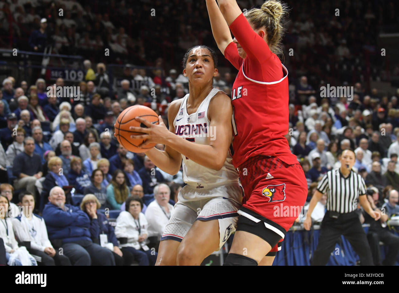 Speichert, Connecticut, USA. 12 Feb, 2018. Gabi Williams (15) Der Uconn Huskies Drives zum Korb während eines Spiels gegen Louisville Kardinäle am Gampel Pavillion in Geschäften, Connecticut. Gregory Vasil/Cal Sport Media/Alamy leben Nachrichten Stockfoto